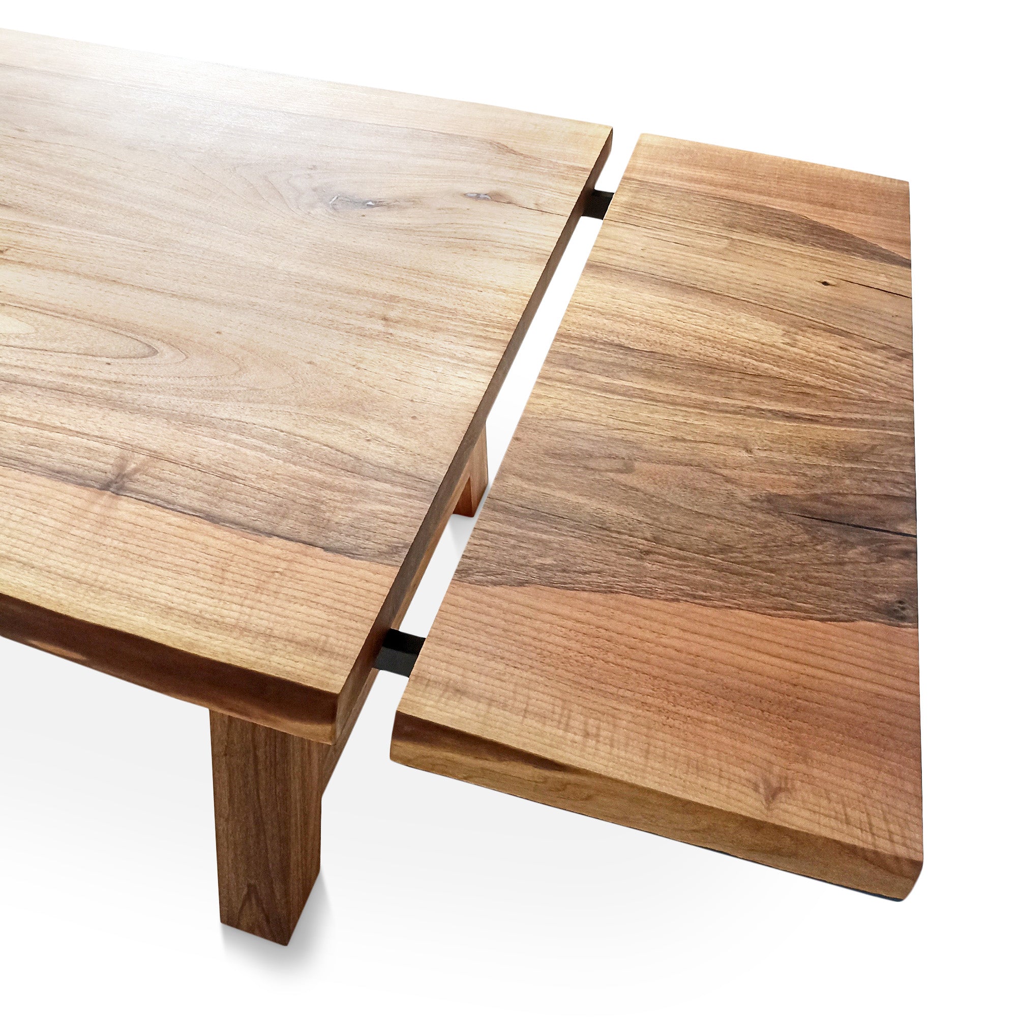 Table à manger extensible en noyer – Découvrez la table à manger en noyer massif – une pièce qui allie harmonieusement le charme serein de la vie rurale à