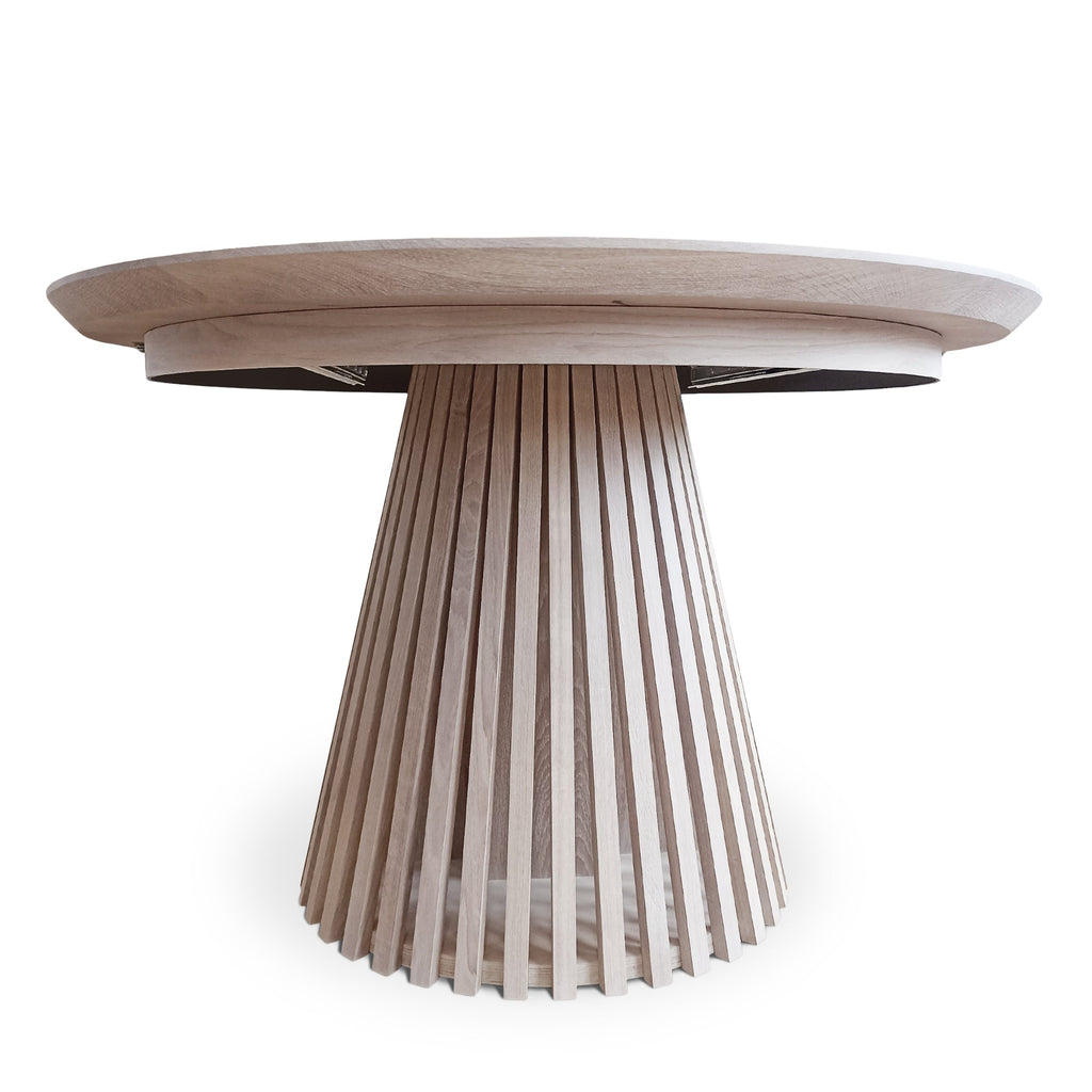 Table à manger ronde extensible en chêne Cotton - Découvrez notre table à manger ronde extensible fabriquée à la main en chêne Cotton avec des pieds tubulaires - une magnifique
