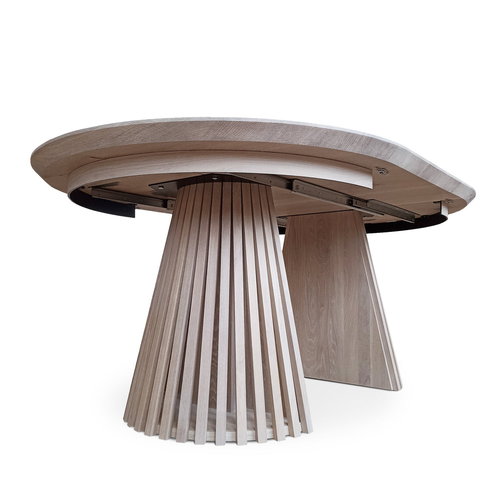 Table à manger ronde extensible en chêne Cotton - Découvrez notre table à manger ronde extensible fabriquée à la main en chêne Cotton avec des pieds tubulaires - une magnifique