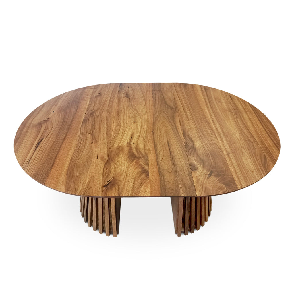 Table à manger ronde extensible en noyer foncé – Découvrez notre table à manger ronde extensible fabriquée à la main en noyer foncé avec pieds en tube – un