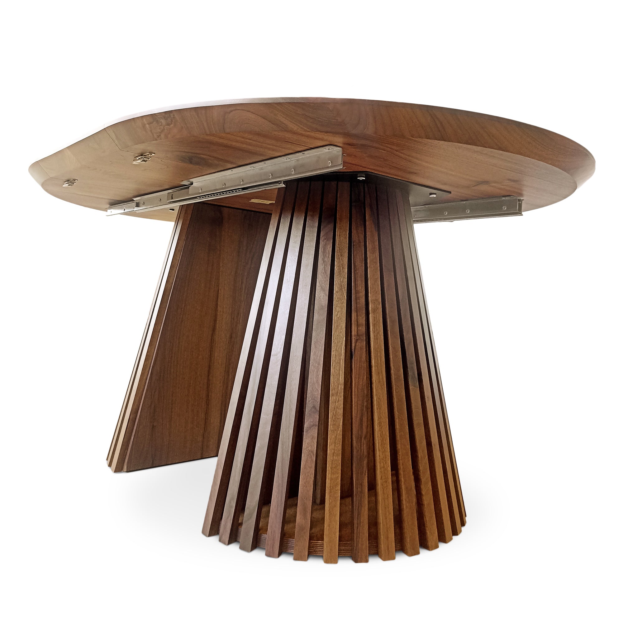 Table à manger ronde extensible en noyer foncé – Découvrez notre table à manger ronde extensible fabriquée à la main en noyer foncé avec pieds en tube – un