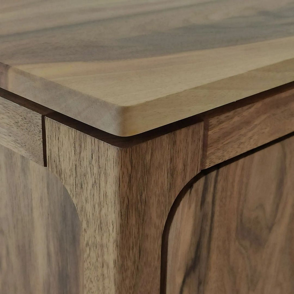 Buffet en noyer – Buffet en noyer massif fait sur mesure – finition à l'huile-cire dure Osmo mate – le buffet est non seulement magnifique, mais il est aussi