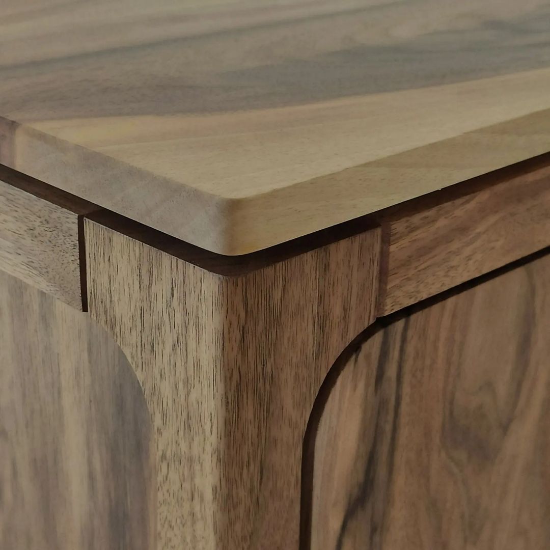 Buffet en noyer – Buffet en noyer massif fait sur mesure – finition à l'huile-cire dure Osmo mate – le buffet est non seulement magnifique, mais il est aussi
