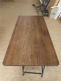 Table de salle à manger en chêne chocolat - Fabriquée en chêne massif - le plateau de la table met en valeur la beauté naturelle et la durabilité du bois de première qualité - La surface est