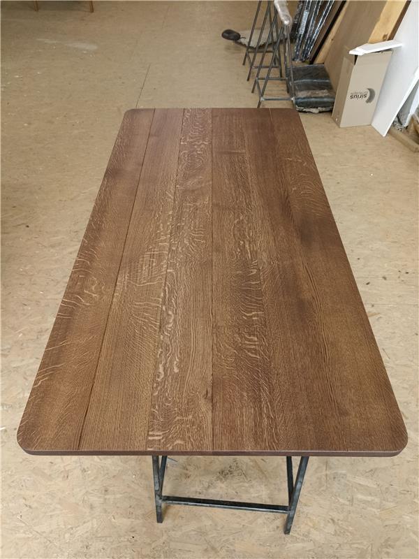 Table de salle à manger en chêne chocolat - Fabriquée en chêne massif - le plateau de la table met en valeur la beauté naturelle et la durabilité du bois de première qualité - La surface est