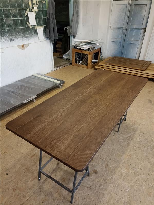 Table de salle à manger en chêne chocolat - Fabriquée en chêne massif - le plateau de la table met en valeur la beauté naturelle et la durabilité du bois de première qualité - La surface est