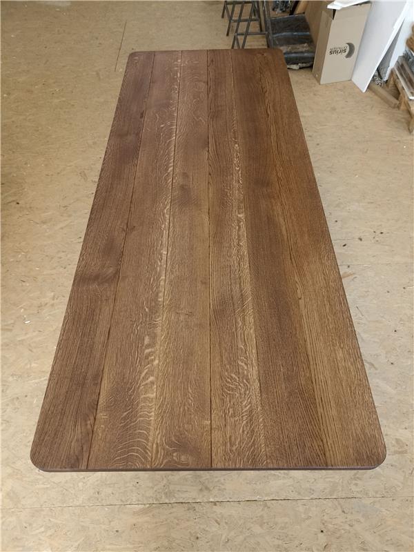 Table de salle à manger en chêne chocolat - Fabriquée en chêne massif - le plateau de la table met en valeur la beauté naturelle et la durabilité du bois de première qualité - La surface est