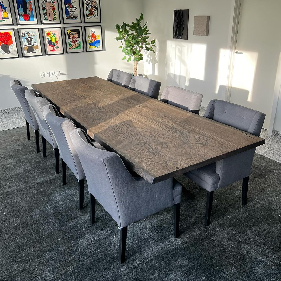 Table à manger extensible en chêne couleur anthracite - Fabriquée à la main à partir de bois massif - cette exquise table à manger extensible en chêne foncé est un ajout magnifique à