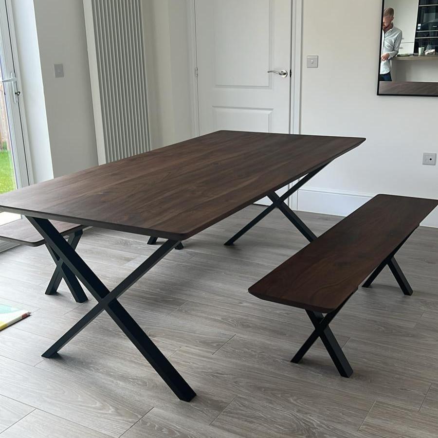 Table à manger extensible en noyer chocolat – Fabriquée à la main en bois massif, cette table à manger extensible exquise en noyer foncé est un ajout magnifique.