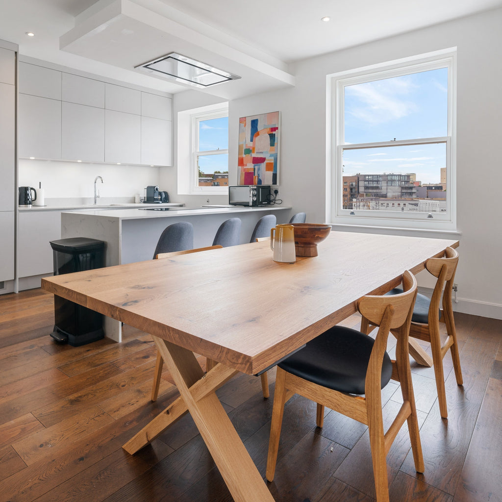 Table à manger extensible en chêne - Fabriquée à la main en bois massif - cette magnifique table à manger extensible en grand chêne est un ajout remarquable à tout intérieur - Son