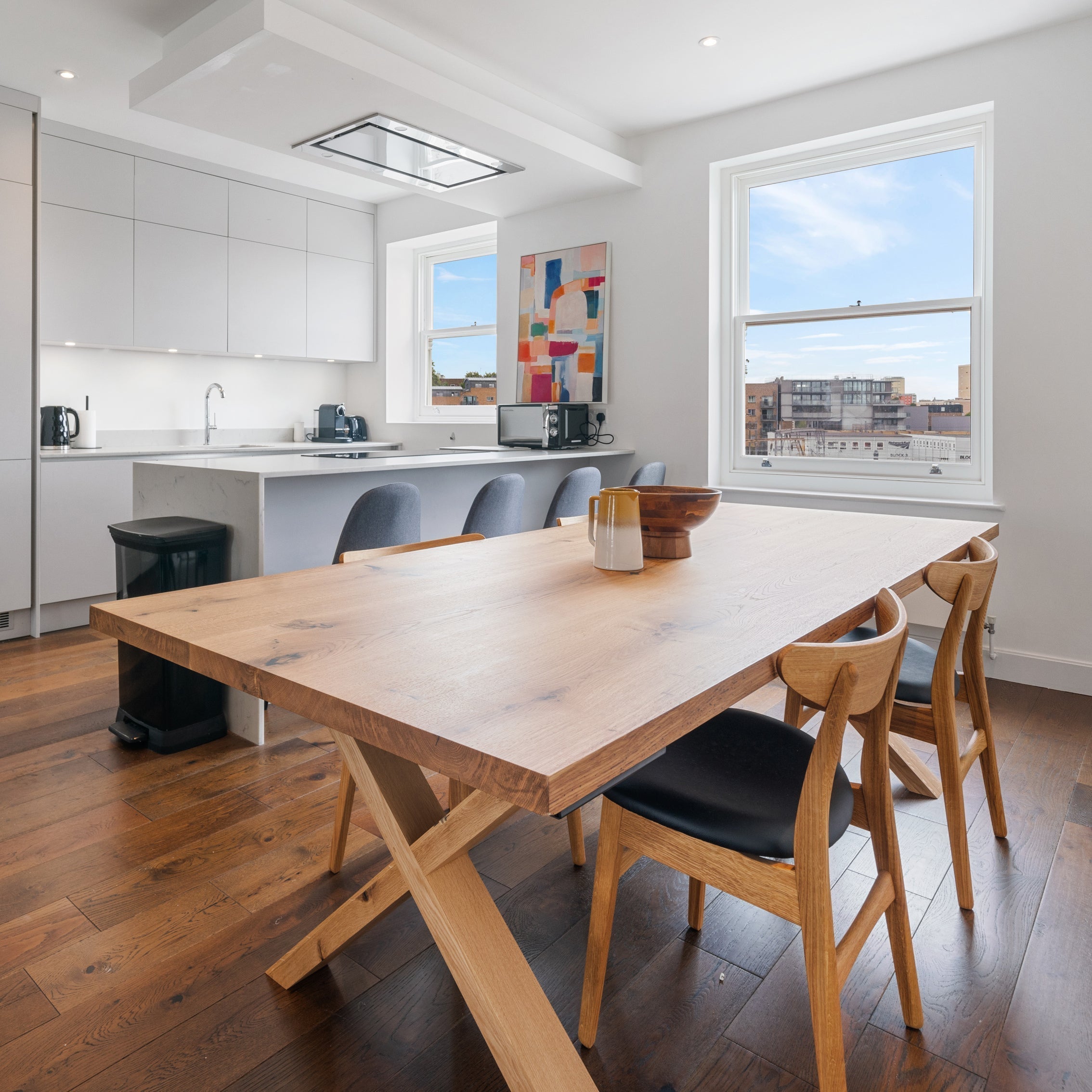 Table à manger extensible en chêne - Fabriquée à la main en bois massif - cette magnifique table à manger extensible en grand chêne est un ajout remarquable à tout intérieur - Son