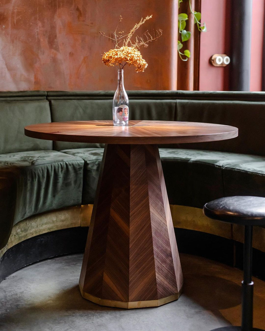 Table en Noyer - avec son placage en noyer américain traité thermiquement - allie avec brio la beauté naturelle du bois à un design épuré et moderne - Le