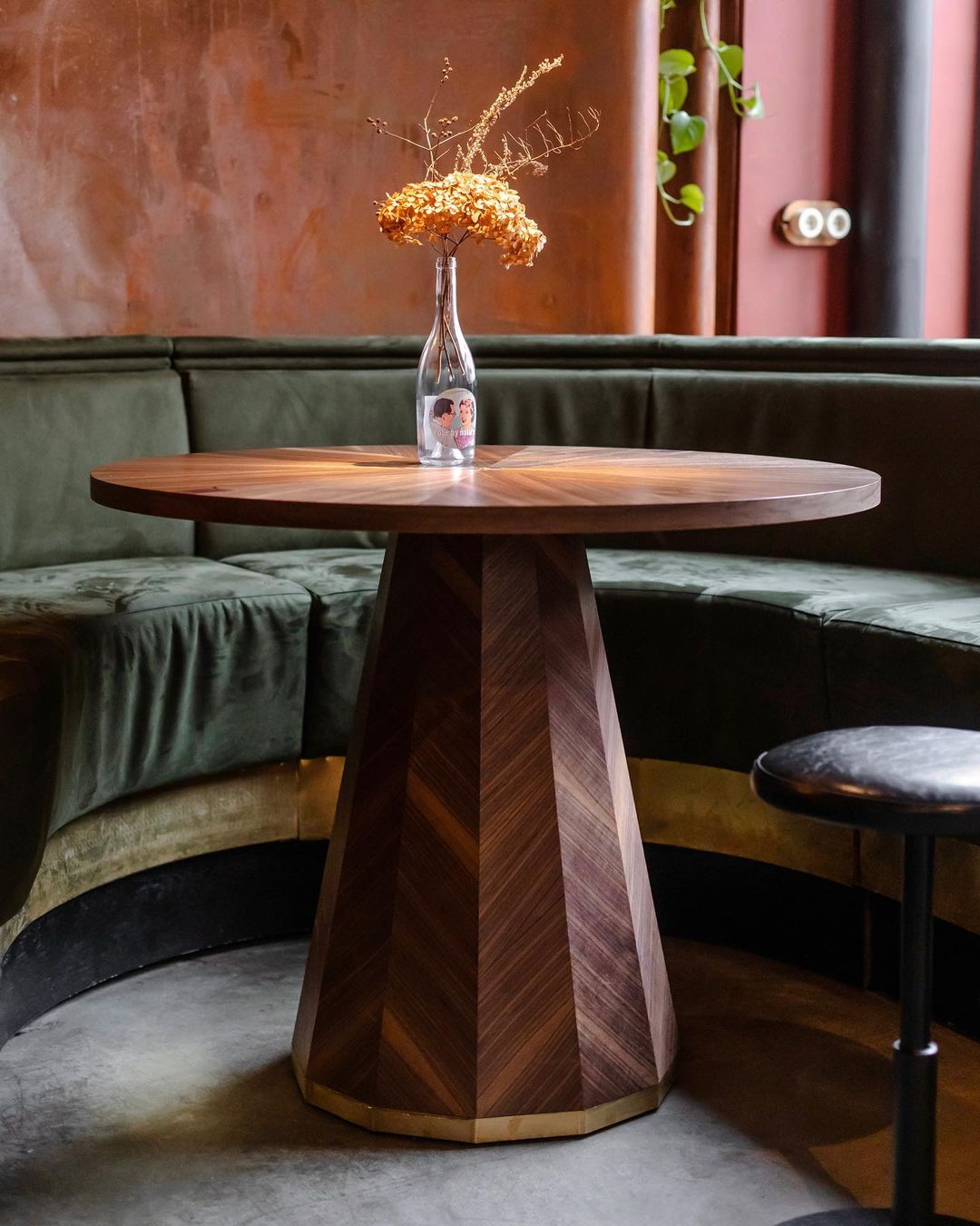 Table en Noyer - avec son placage en noyer américain traité thermiquement - allie avec brio la beauté naturelle du bois à un design épuré et moderne - Le
