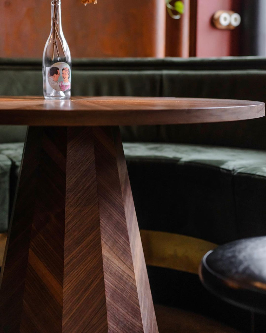 Table en Noyer - avec son placage en noyer américain traité thermiquement - allie avec brio la beauté naturelle du bois à un design épuré et moderne - Le