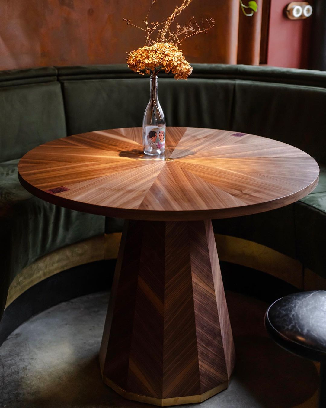 Table en Noyer - avec son placage en noyer américain traité thermiquement - allie avec brio la beauté naturelle du bois à un design épuré et moderne - Le