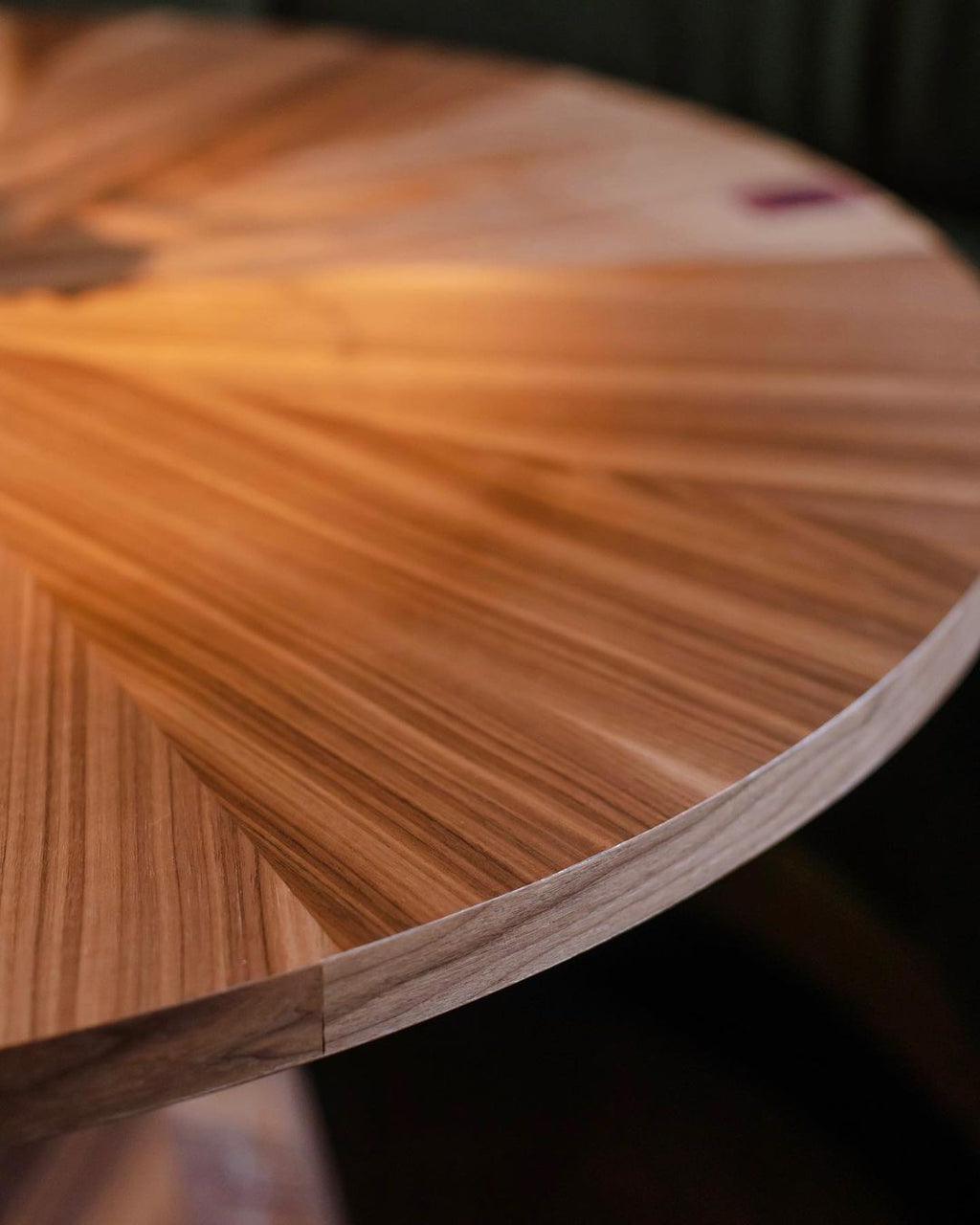 Table en Noyer - avec son placage en noyer américain traité thermiquement - allie avec brio la beauté naturelle du bois à un design épuré et moderne - Le