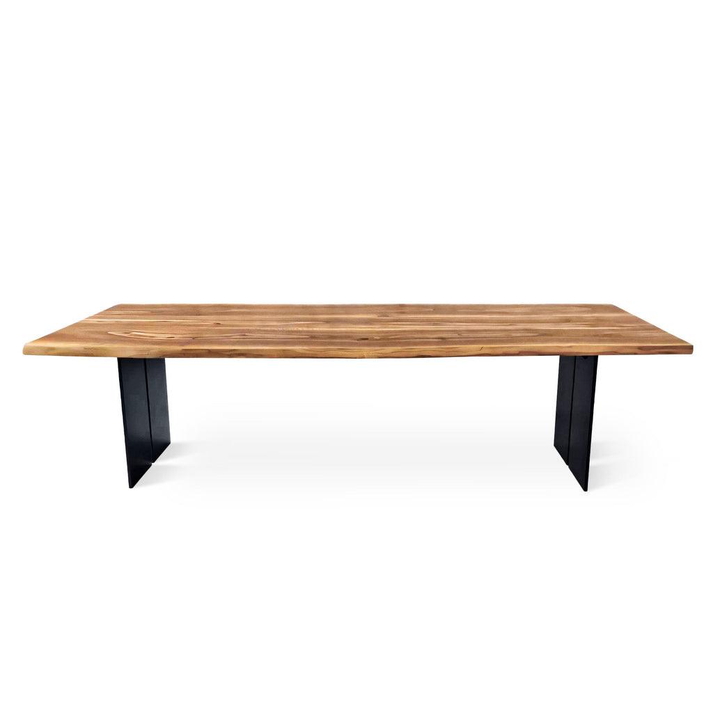 Table à manger extensible en noyer – Découvrez la table à manger Gwen en noyer massif – une pièce qui allie harmonieusement le charme serein de la vie rurale
