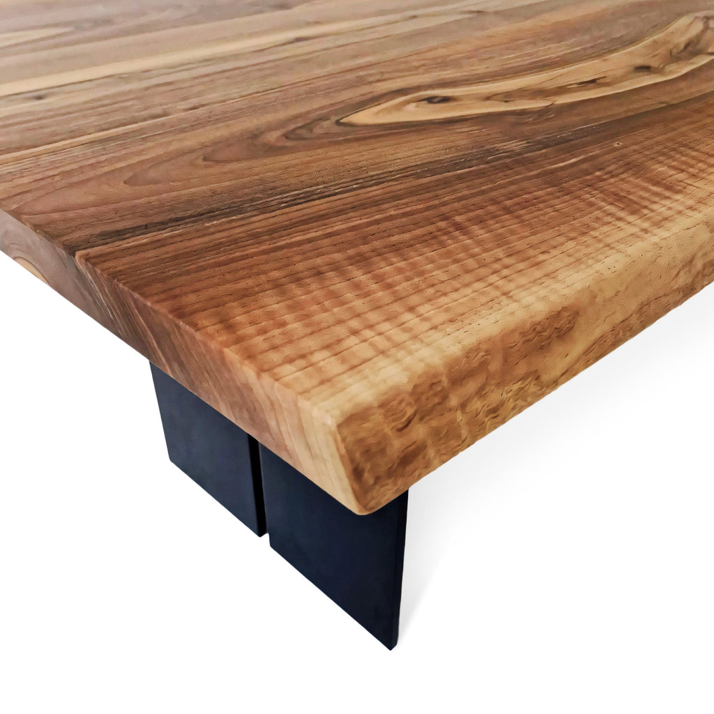 Table à manger extensible en noyer – Découvrez la table à manger Gwen en noyer massif – une pièce qui allie harmonieusement le charme serein de la vie rurale