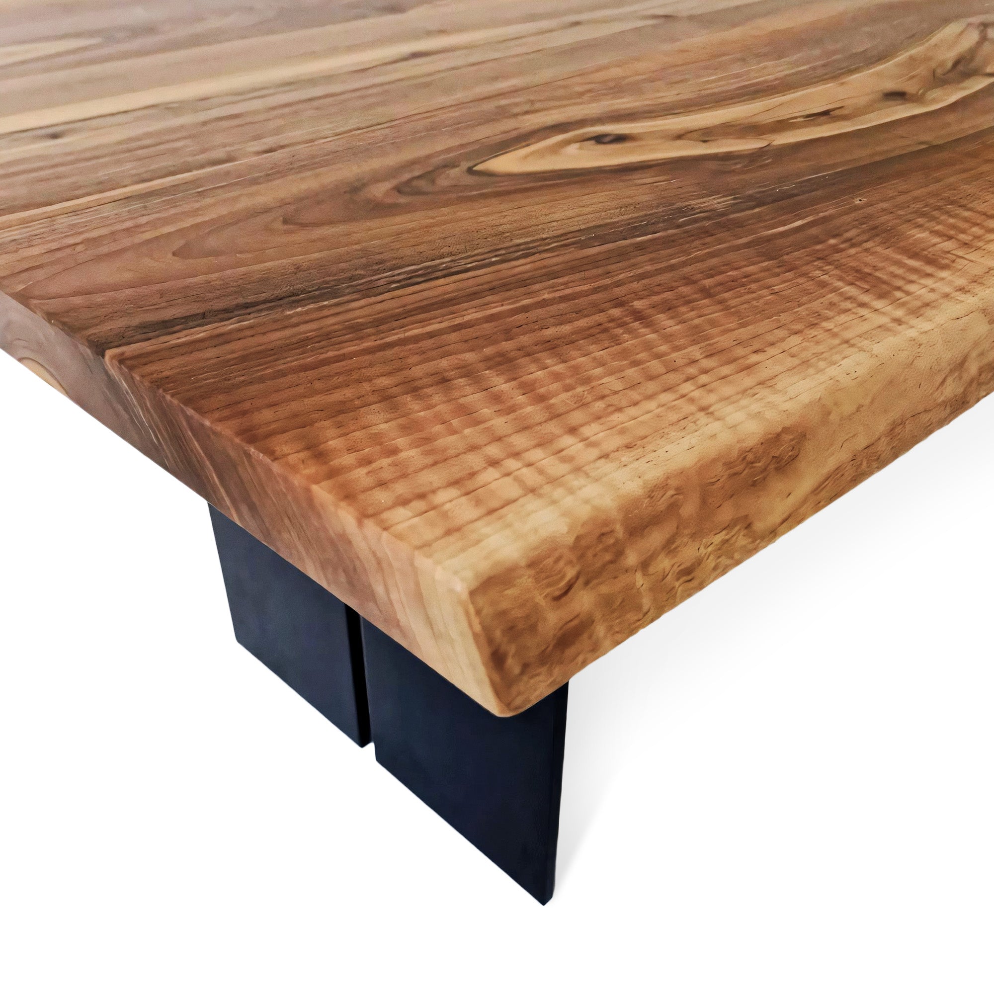 Table à manger extensible en noyer – Découvrez la table à manger Gwen en noyer massif – une pièce qui allie harmonieusement le charme serein de la vie rurale