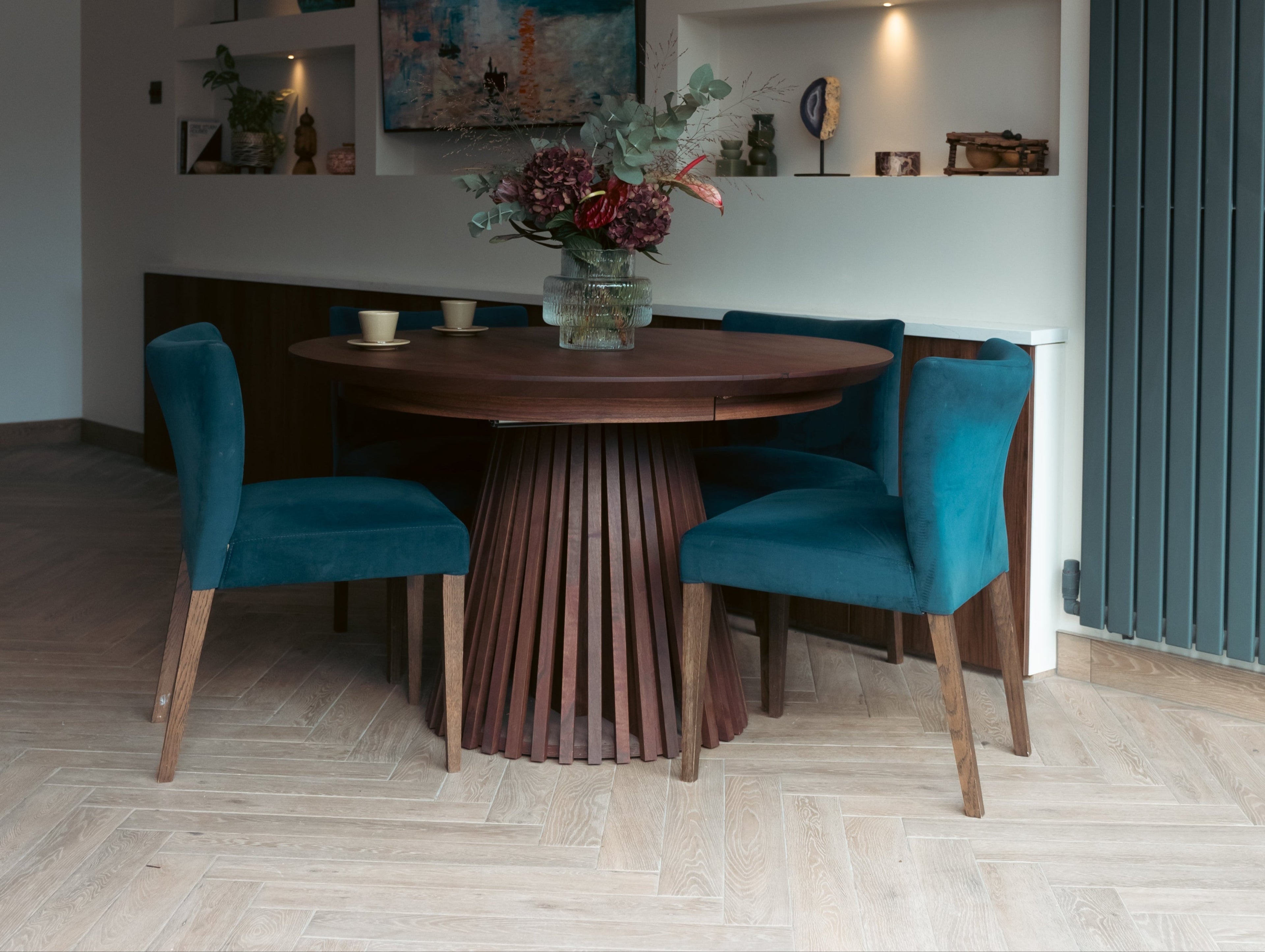 Table à manger ronde extensible en noyer chocolat – Voici notre table à manger ronde fabriquée à la main en noyer avec des pieds en métal – un ajout magnifique à