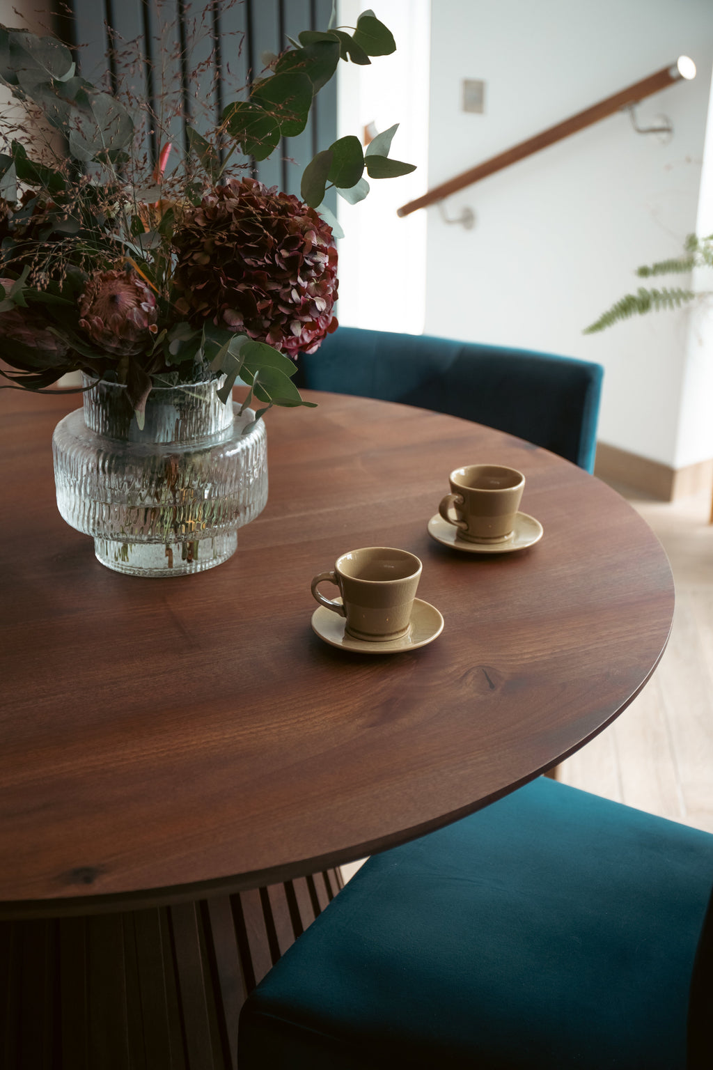 Table à manger ronde extensible en noyer chocolat – Voici notre table à manger ronde fabriquée à la main en noyer avec des pieds en métal – un ajout magnifique à