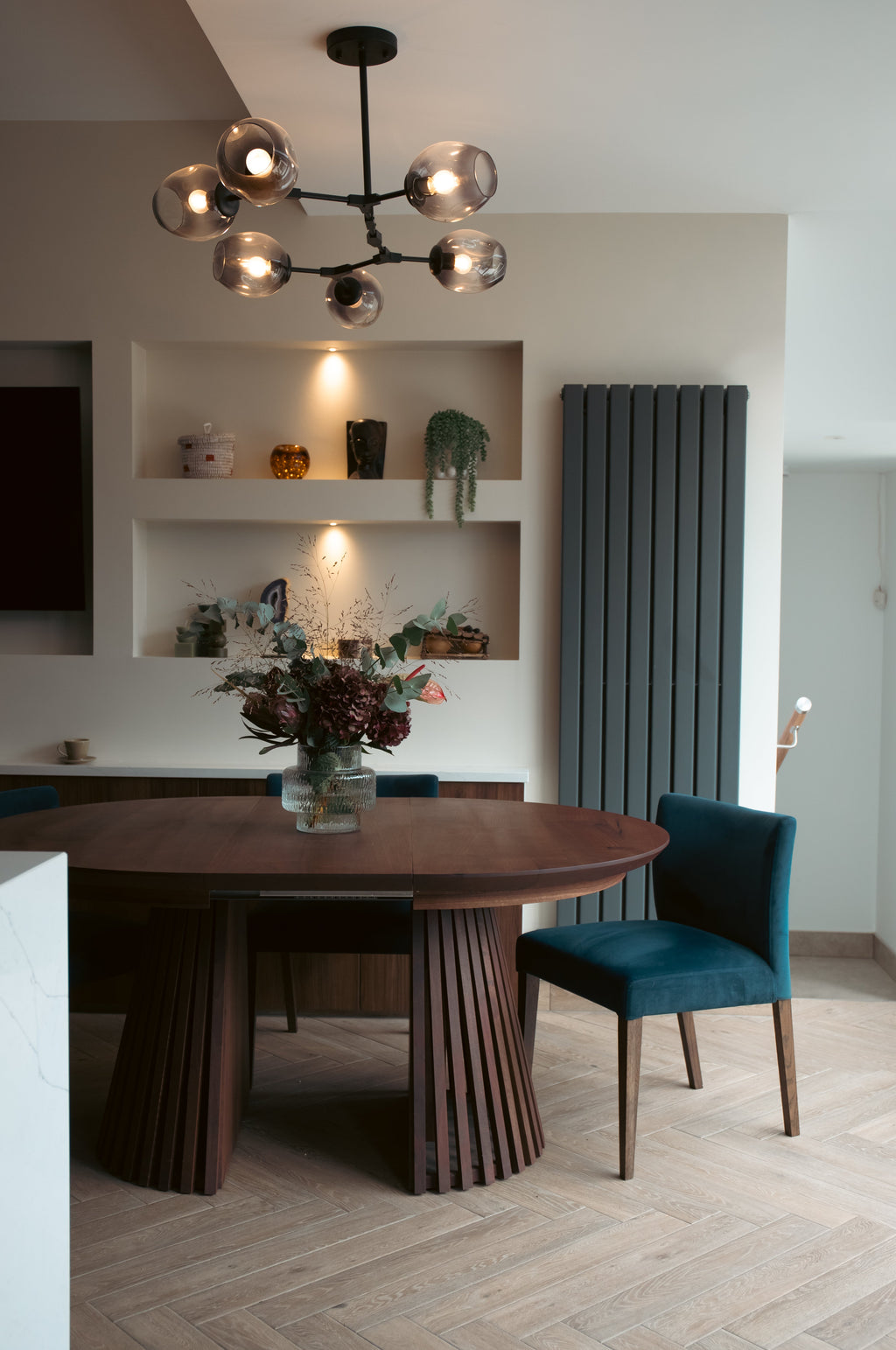 Table à manger ronde extensible en noyer chocolat – Voici notre table à manger ronde fabriquée à la main en noyer avec des pieds en métal – un ajout magnifique à