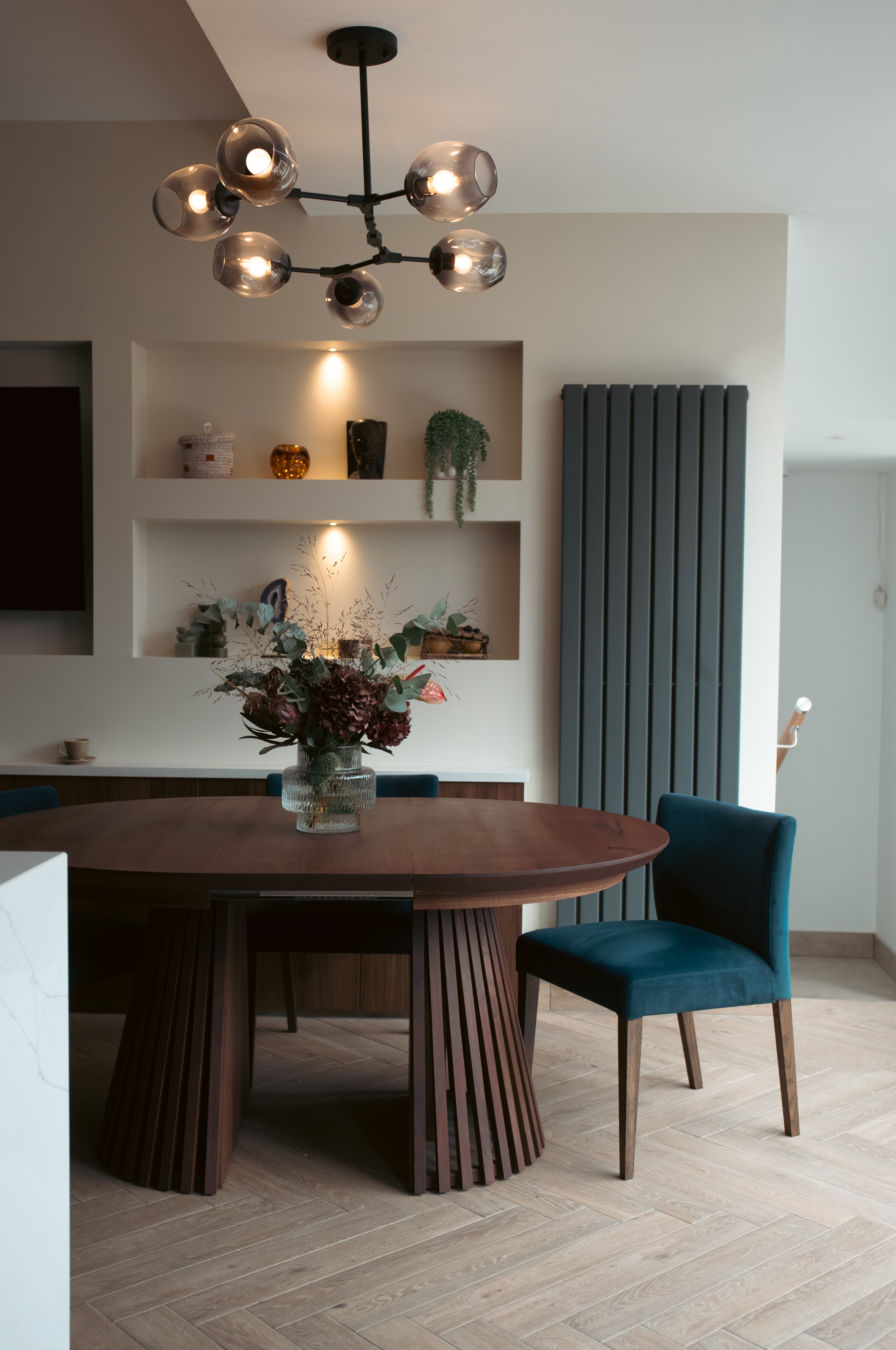Table à manger ronde extensible en noyer chocolat – Voici notre table à manger ronde fabriquée à la main en noyer avec des pieds en métal – un ajout magnifique à