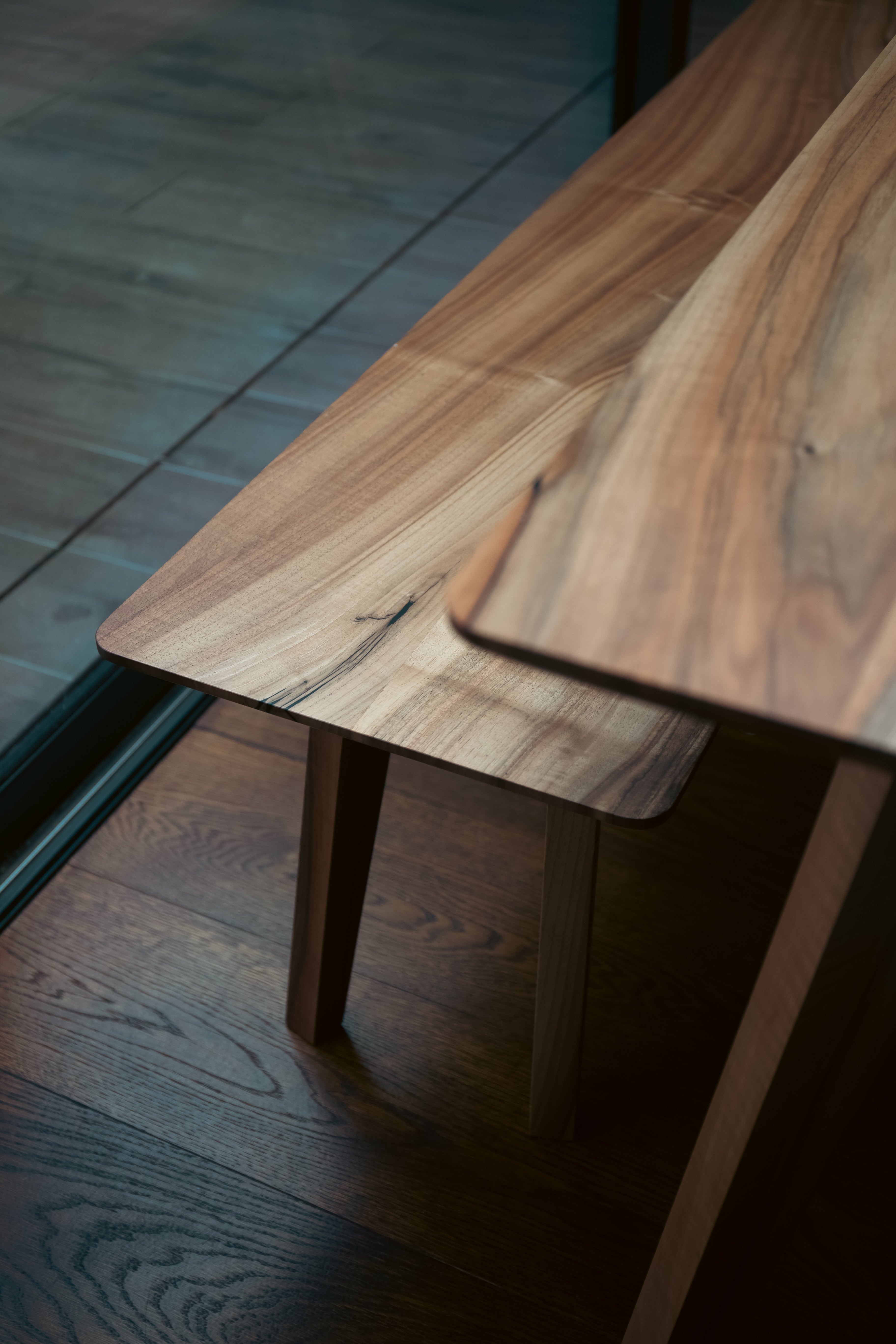 Table à manger extensible en noyer - Fabriquée en bois massif, notre table à manger extensible en noyer est un ajout magnifique à tout intérieur - Son plateau extensible