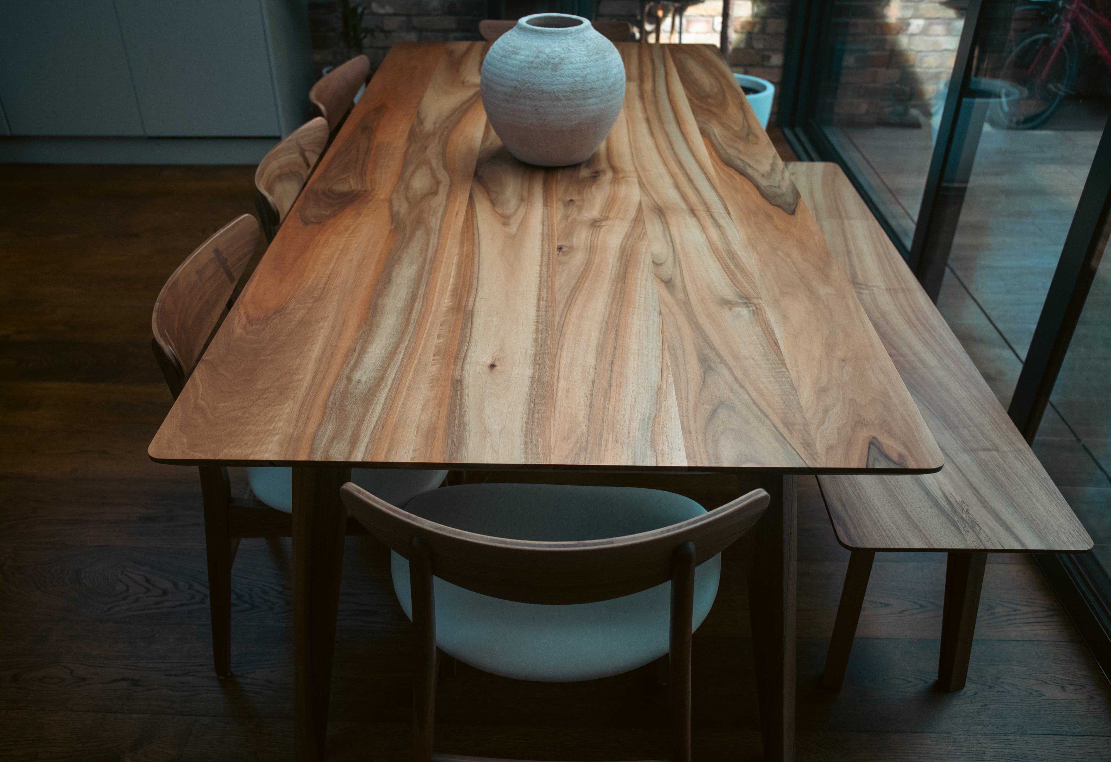 Table à manger extensible en noyer - Fabriquée en bois massif, notre table à manger extensible en noyer est un ajout magnifique à tout intérieur - Son plateau extensible