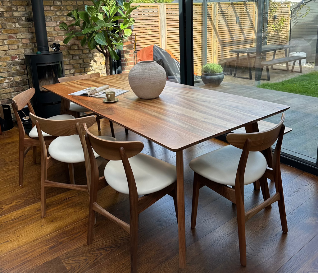 Table à manger extensible en noyer - Fabriquée en bois massif, notre table à manger extensible en noyer est un ajout magnifique à tout intérieur - Son plateau extensible