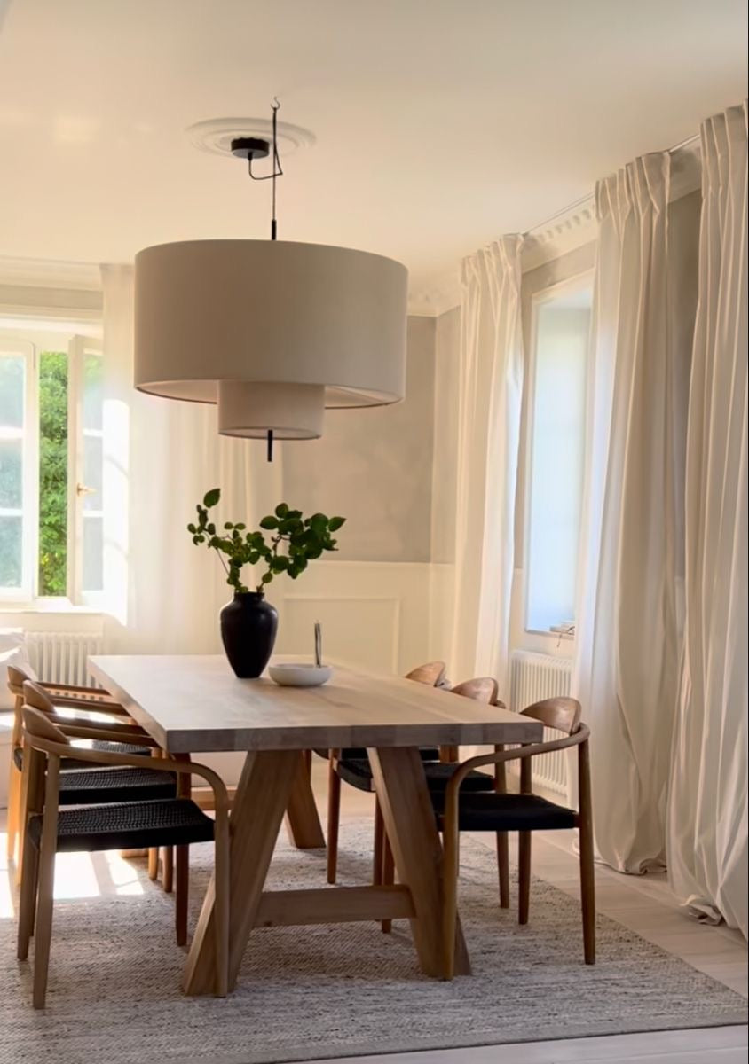 Table de salle à manger extensible en chêne – Alliant le charme classique d'une maison de campagne à une touche de modernité – cette table de salle à manger crée une atmosphère contemporaine emplie