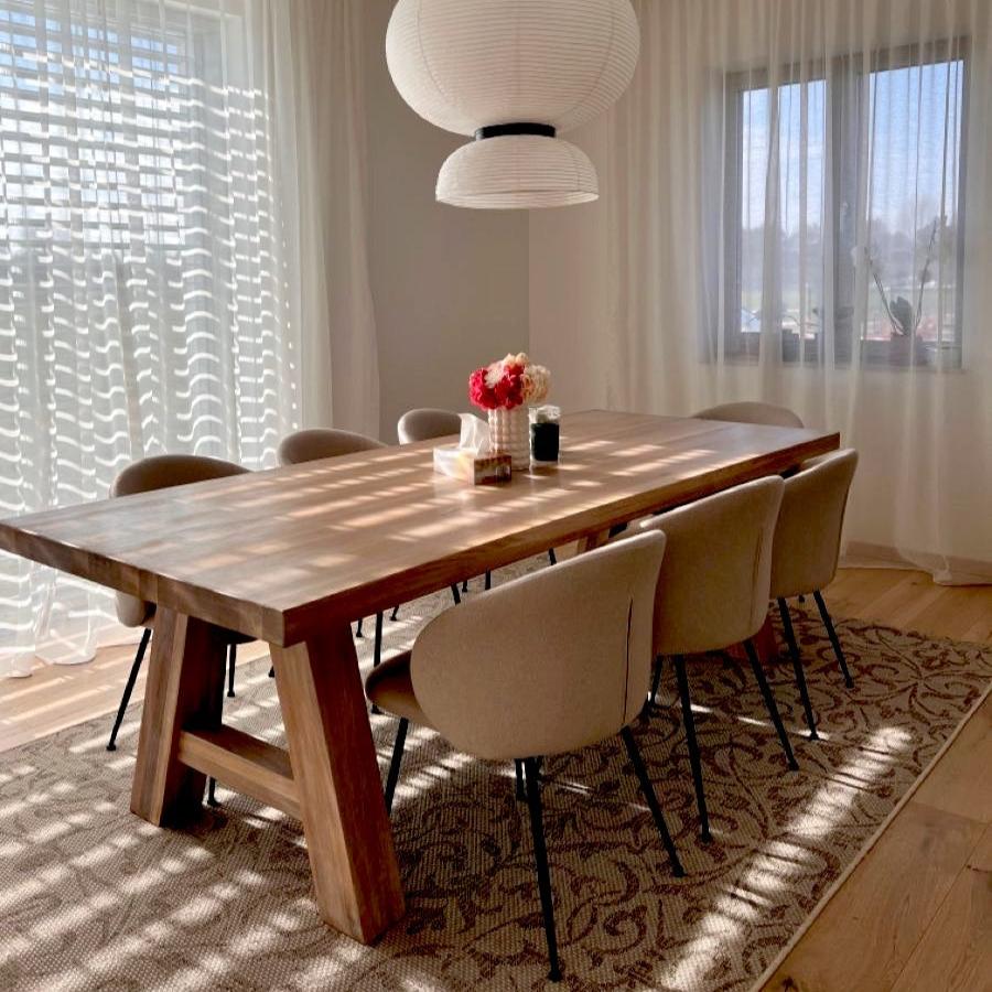 Table à manger extensible en noyer – Découvrez la table à manger en noyer massif – une pièce qui allie harmonieusement le charme serein de la vie rurale à