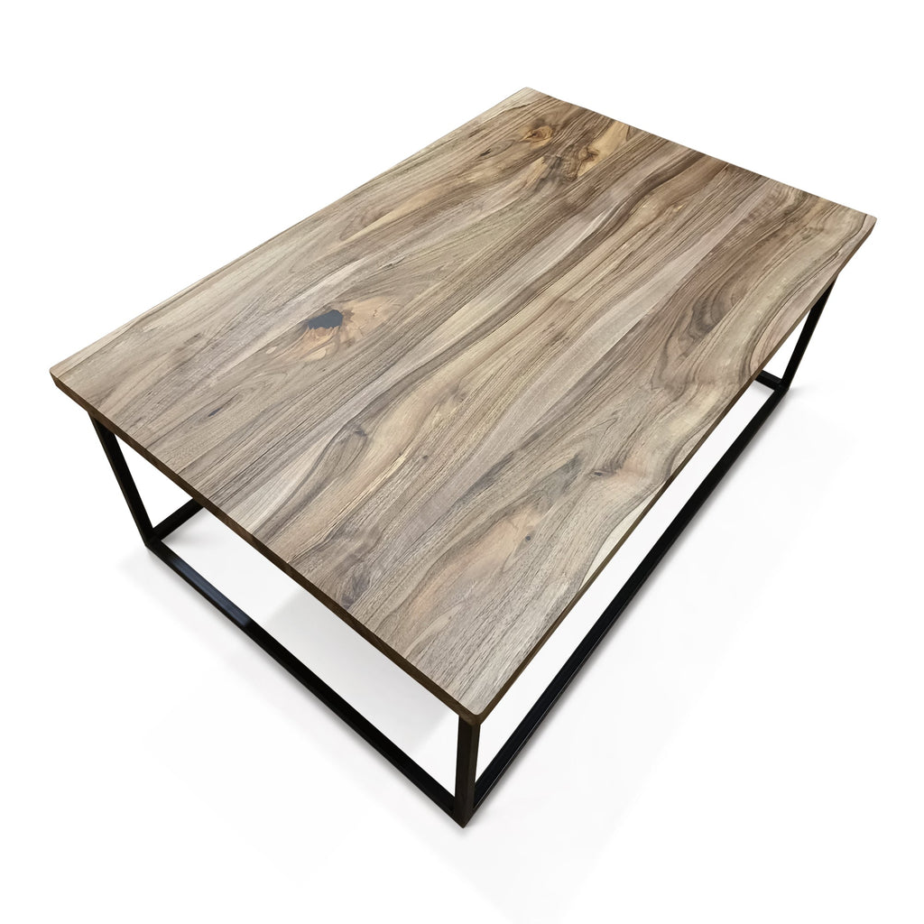 Table basse en noyer - Cette table basse en bois massif allie matériaux nobles et design contemporain - Son plateau en noyer fait sur mesure apporte un aspect naturel