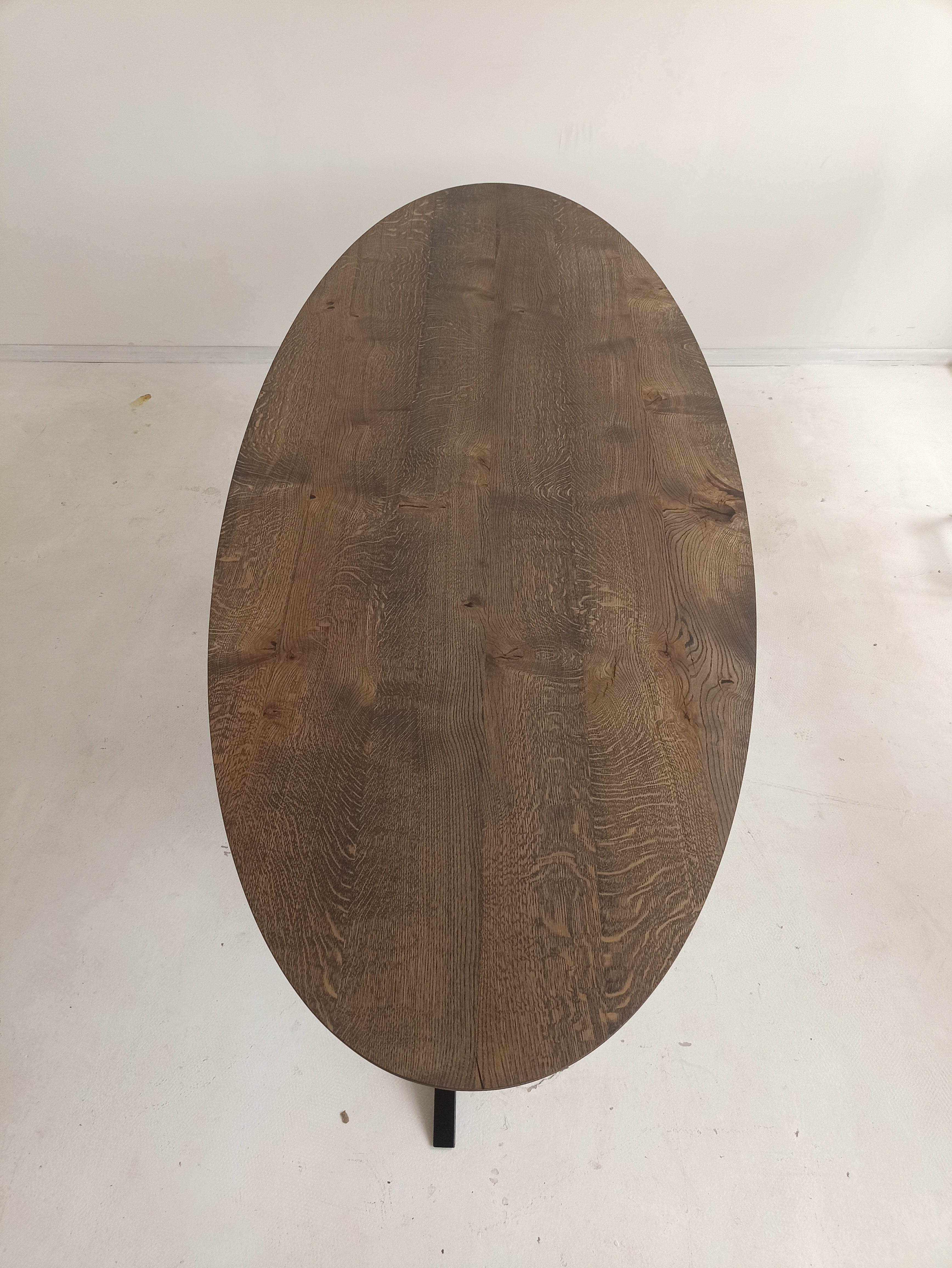 Table à manger ovale en chêne - Table à manger ovale en chêne La couleur de la table sur la photo est anthracite - la table est disponible en 4 couleurs différentes Le
