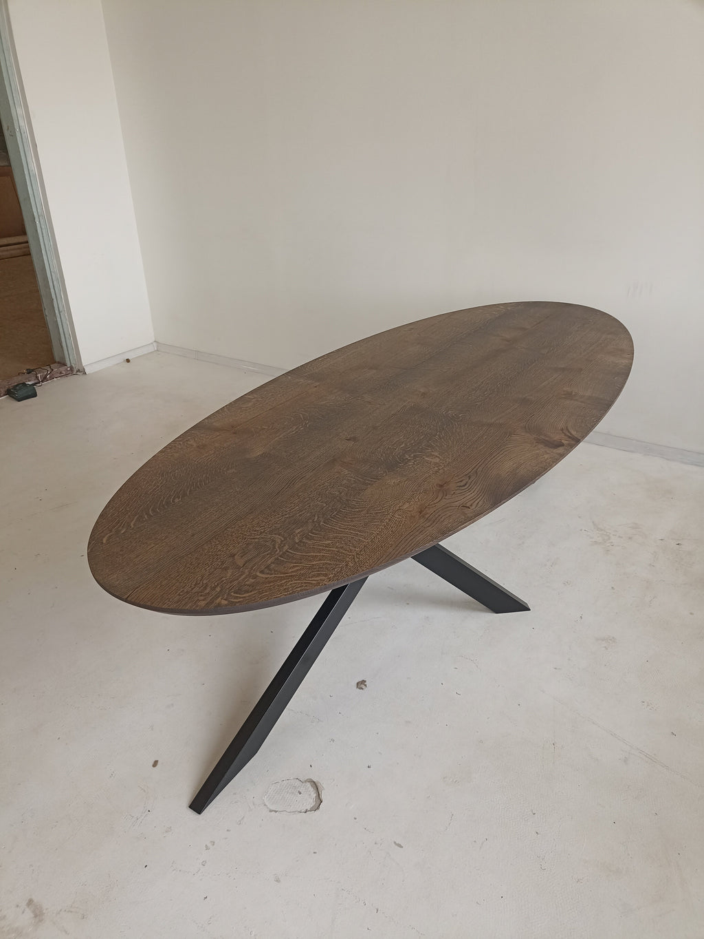 Table à manger ovale en chêne - Table à manger ovale en chêne La couleur de la table sur la photo est anthracite - la table est disponible en 4 couleurs différentes Le