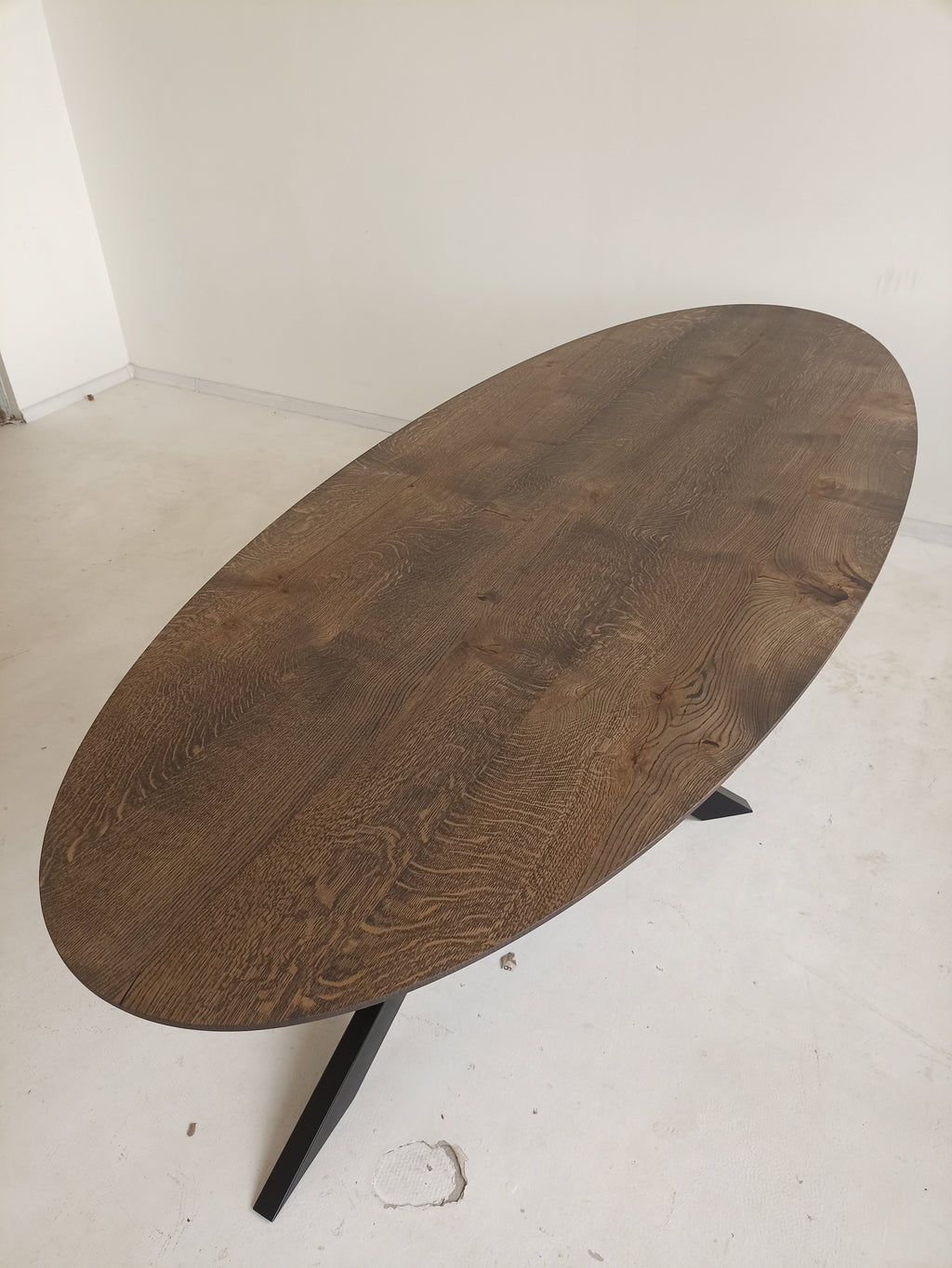 Table à manger ovale en chêne - Table à manger ovale en chêne La couleur de la table sur la photo est anthracite - la table est disponible en 4 couleurs différentes Le