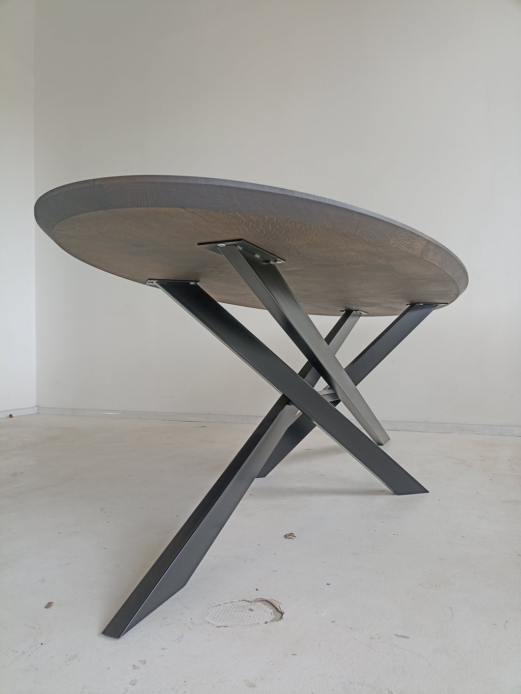 Table à manger ovale en chêne - Table à manger ovale en chêne La couleur de la table sur la photo est anthracite - la table est disponible en 4 couleurs différentes Le
