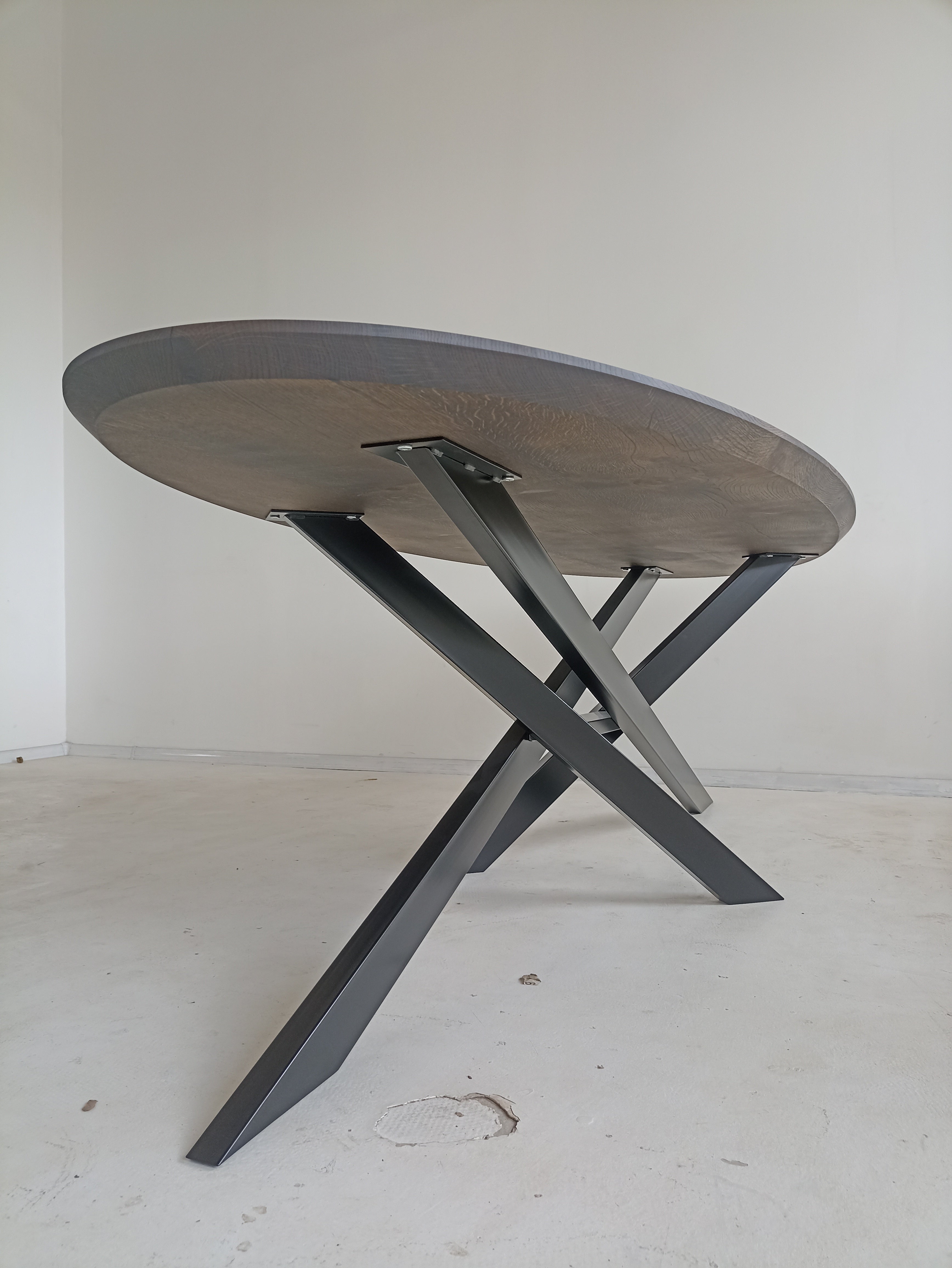 Table à manger ovale en chêne - Table à manger ovale en chêne La couleur de la table sur la photo est anthracite - la table est disponible en 4 couleurs différentes Le