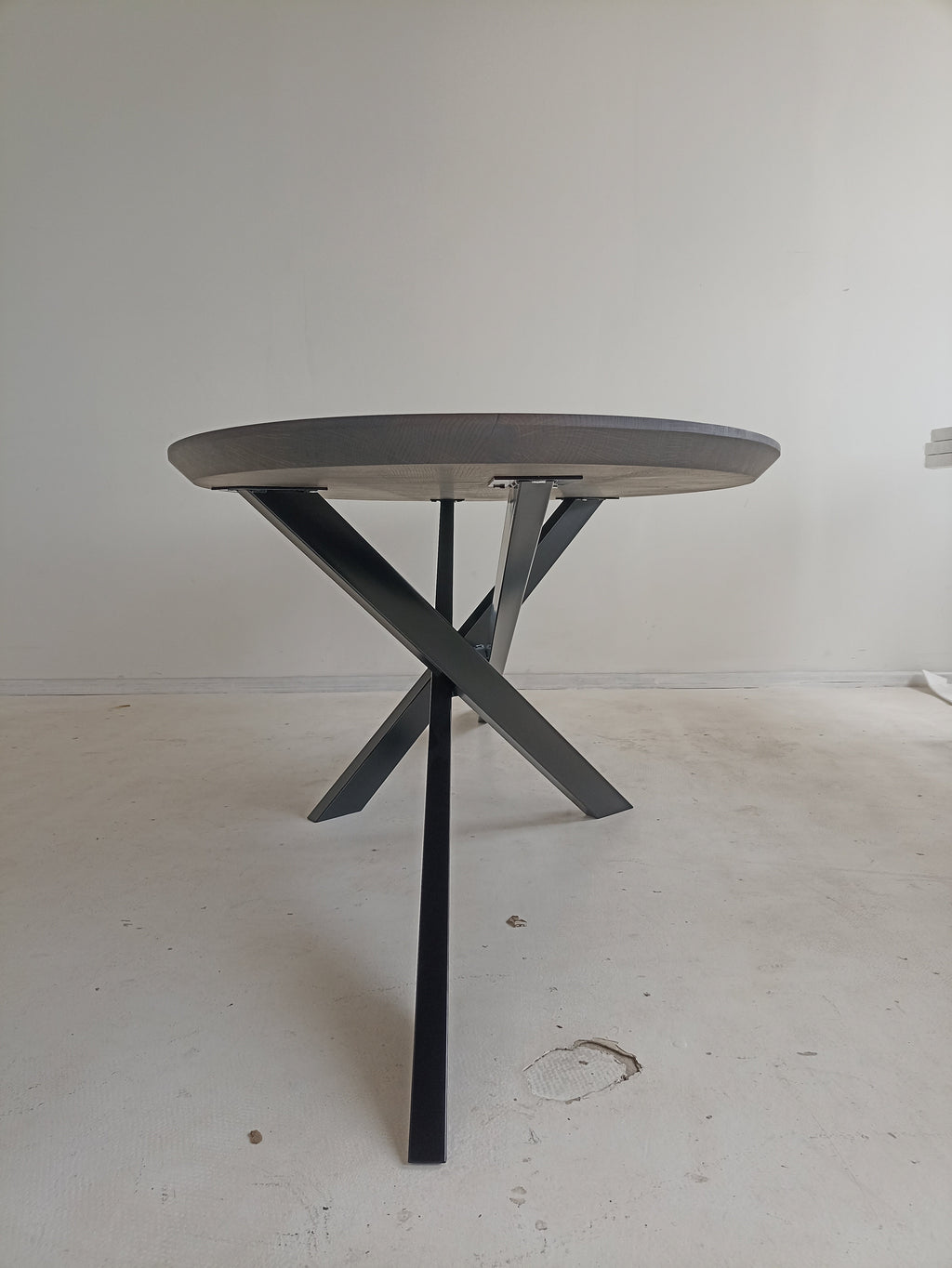 Table à manger ovale en chêne - Table à manger ovale en chêne La couleur de la table sur la photo est anthracite - la table est disponible en 4 couleurs différentes Le