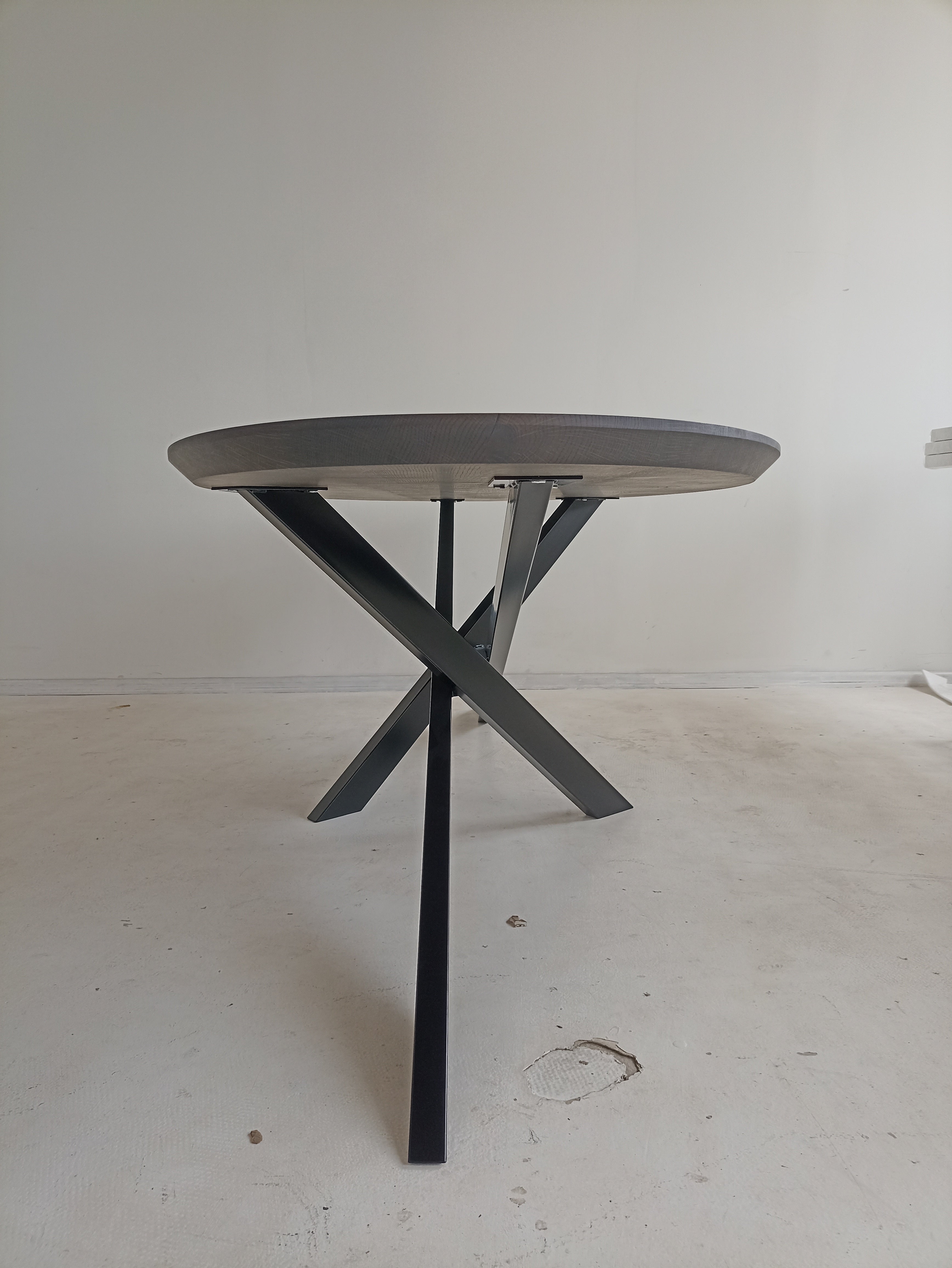 Table à manger ovale en chêne - Table à manger ovale en chêne La couleur de la table sur la photo est anthracite - la table est disponible en 4 couleurs différentes Le