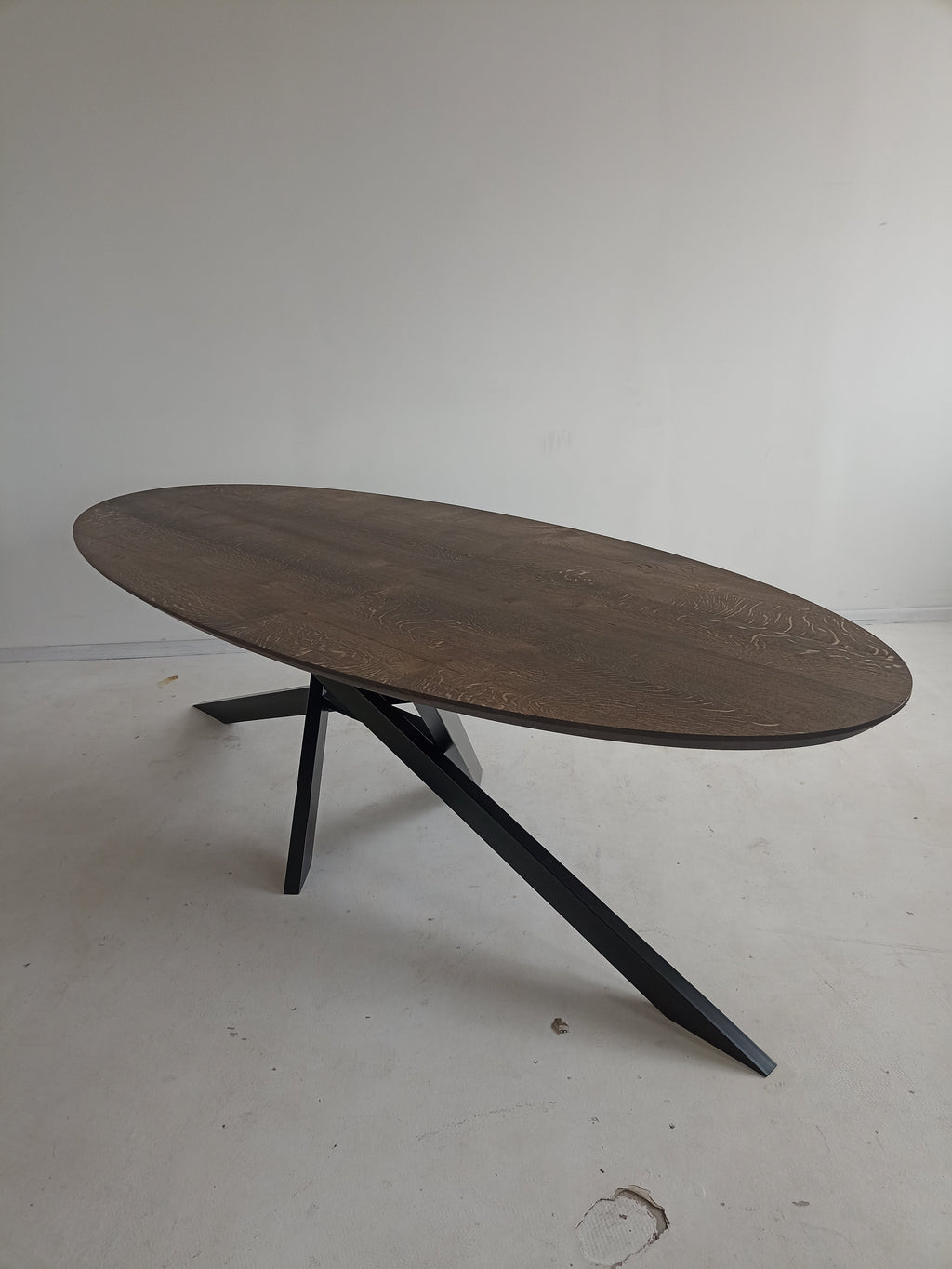 Table à manger ovale en chêne - Table à manger ovale en chêne La couleur de la table sur la photo est anthracite - la table est disponible en 4 couleurs différentes Le