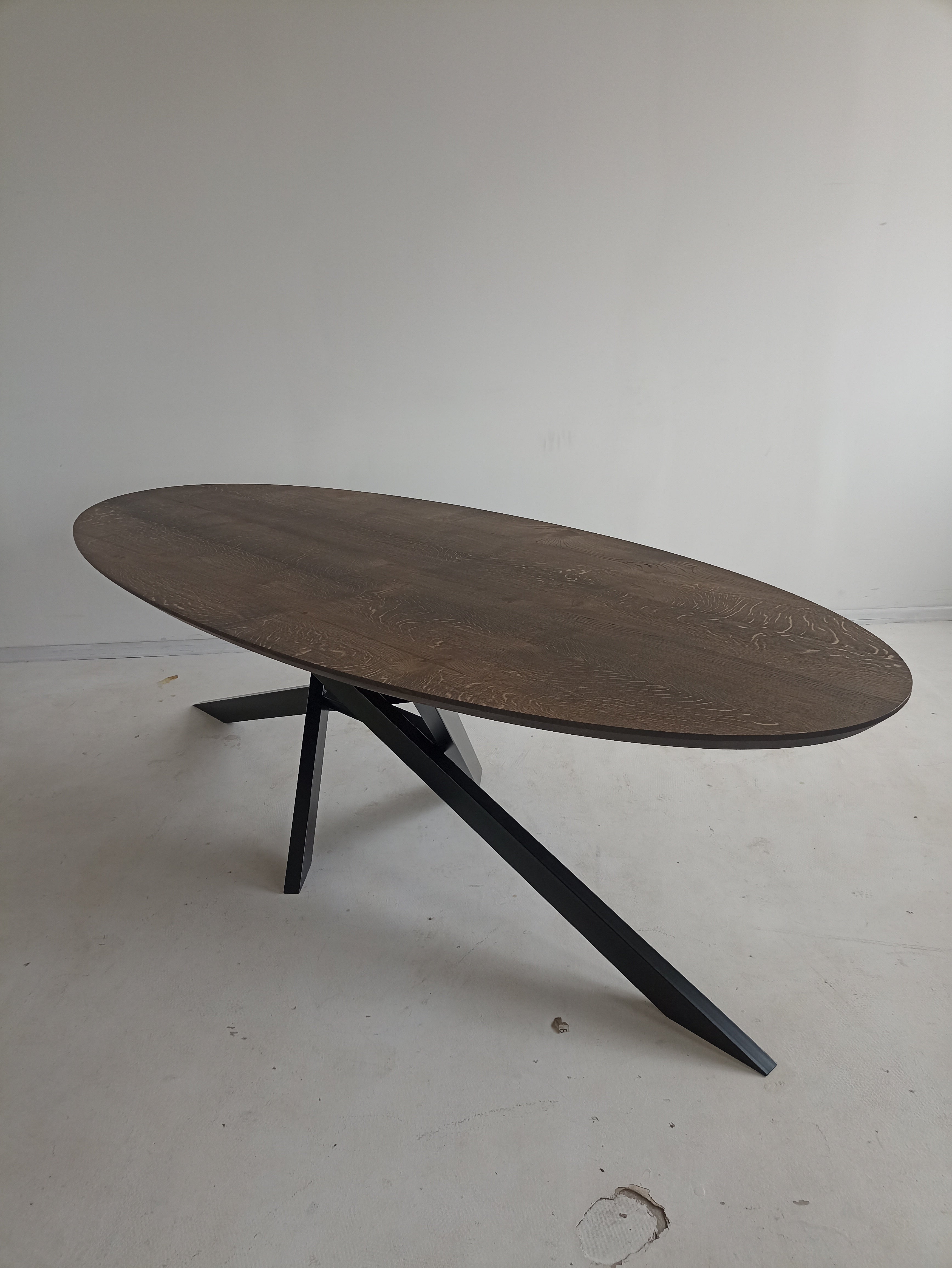 Table à manger ovale en chêne - Table à manger ovale en chêne La couleur de la table sur la photo est anthracite - la table est disponible en 4 couleurs différentes Le