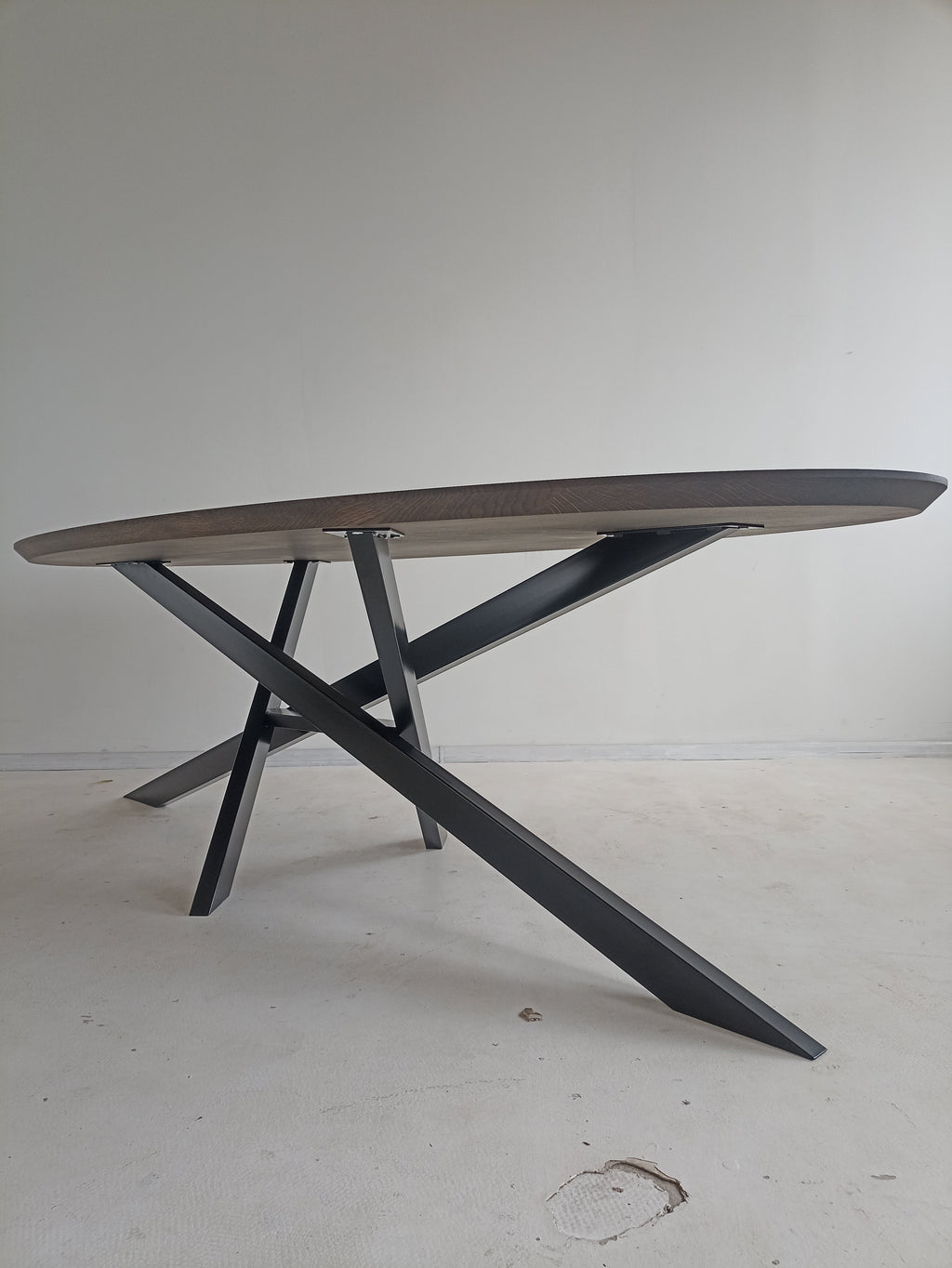 Table à manger ovale en chêne - Table à manger ovale en chêne La couleur de la table sur la photo est anthracite - la table est disponible en 4 couleurs différentes Le