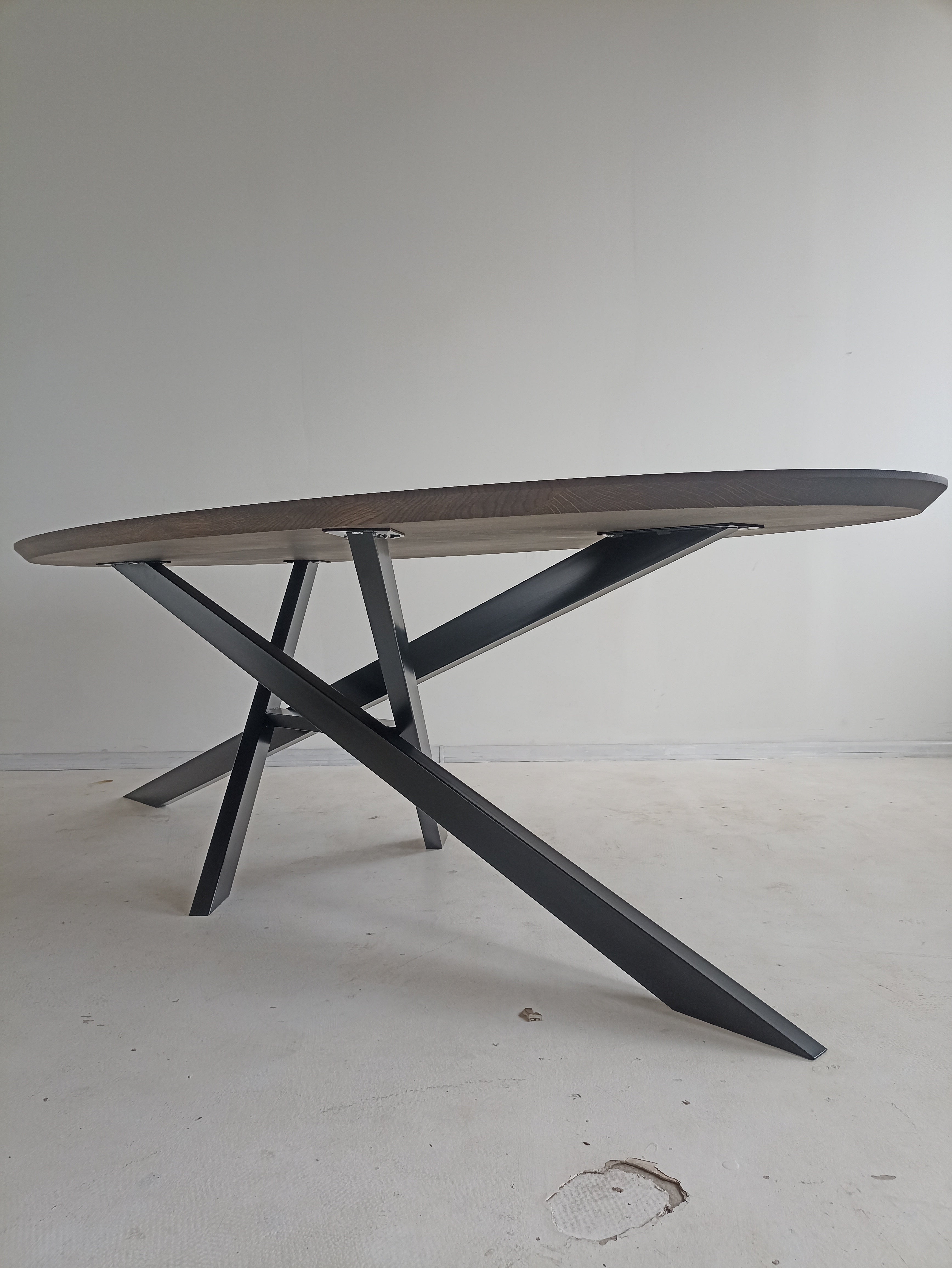 Table à manger ovale en chêne - Table à manger ovale en chêne La couleur de la table sur la photo est anthracite - la table est disponible en 4 couleurs différentes Le