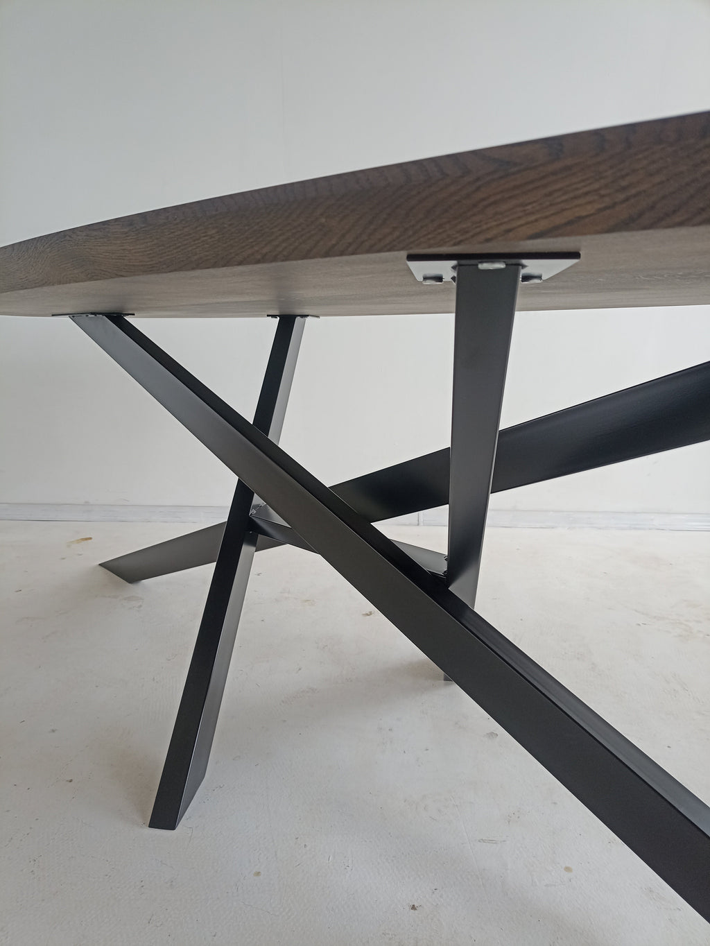 Table à manger ovale en chêne - Table à manger ovale en chêne La couleur de la table sur la photo est anthracite - la table est disponible en 4 couleurs différentes Le