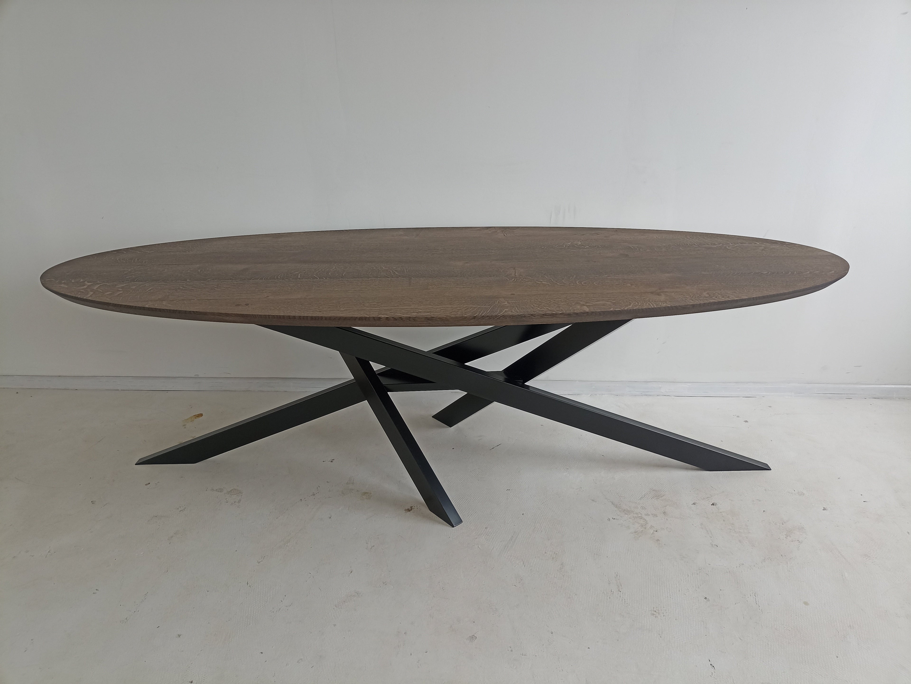 Table à manger ovale en chêne - Table à manger ovale en chêne La couleur de la table sur la photo est anthracite - la table est disponible en 4 couleurs différentes Le