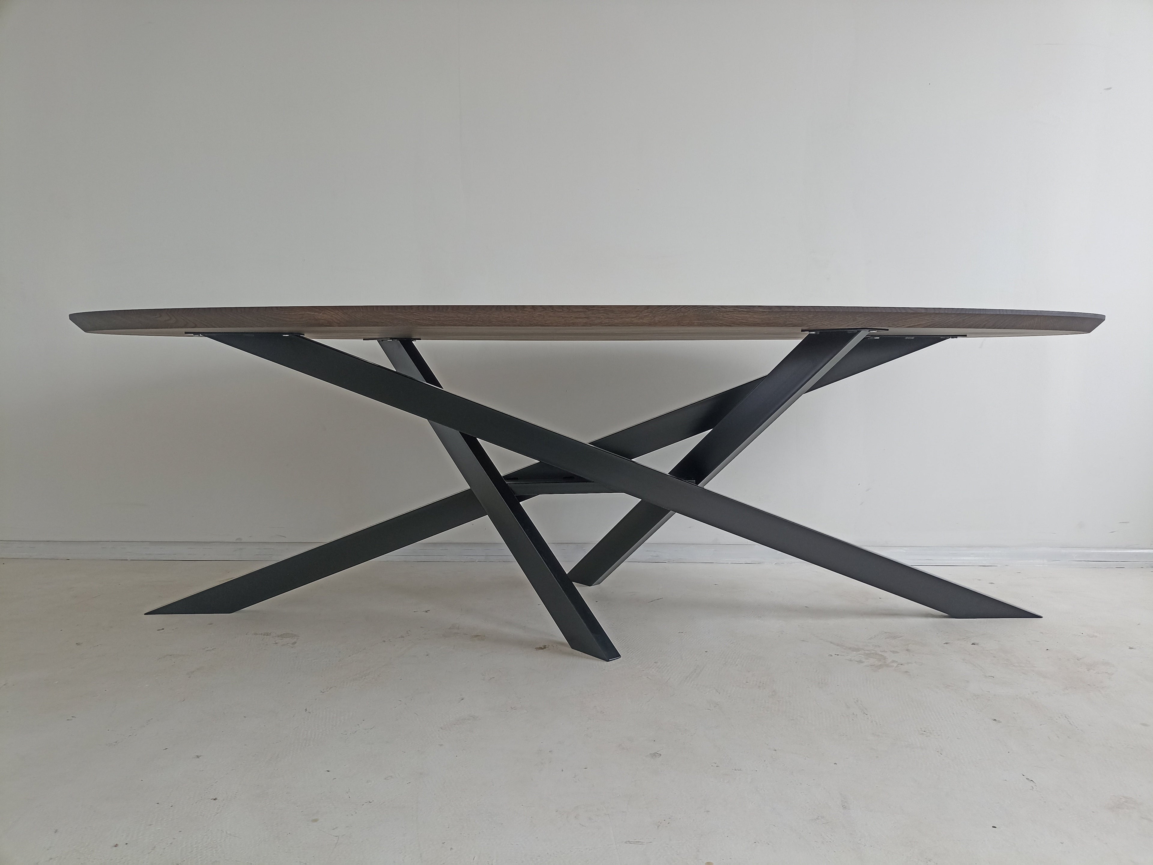 Table à manger ovale en chêne - Table à manger ovale en chêne La couleur de la table sur la photo est anthracite - la table est disponible en 4 couleurs différentes Le