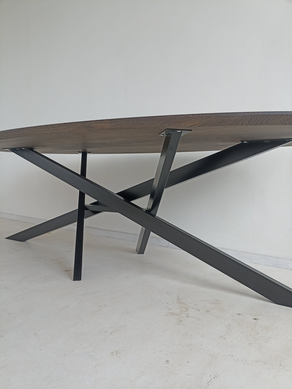 Table à manger ovale en chêne - Table à manger ovale en chêne La couleur de la table sur la photo est anthracite - la table est disponible en 4 couleurs différentes Le