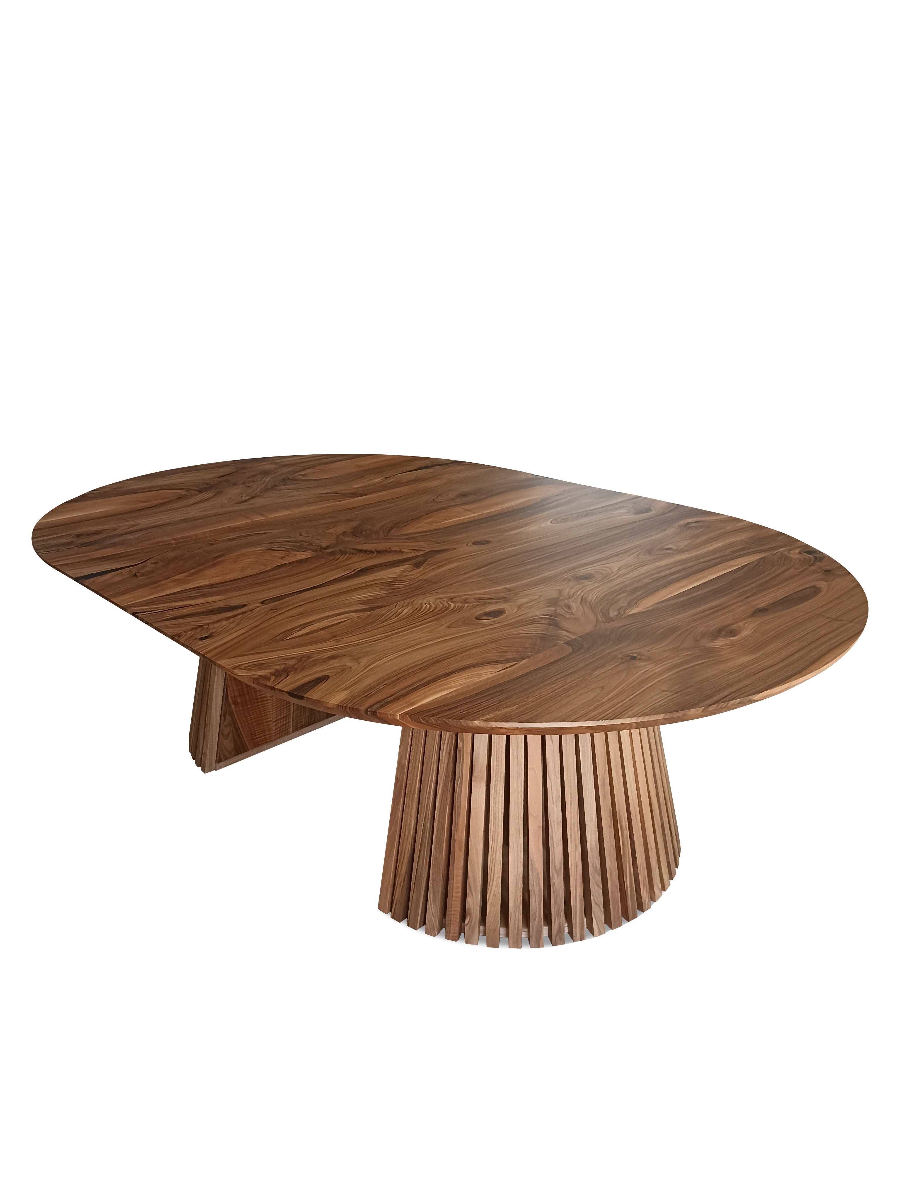Table à manger ronde extensible en noyer – Découvrez notre table à manger ronde extensible en noyer fabriquée à la main avec pieds en tube – un ajout magnifique à toute