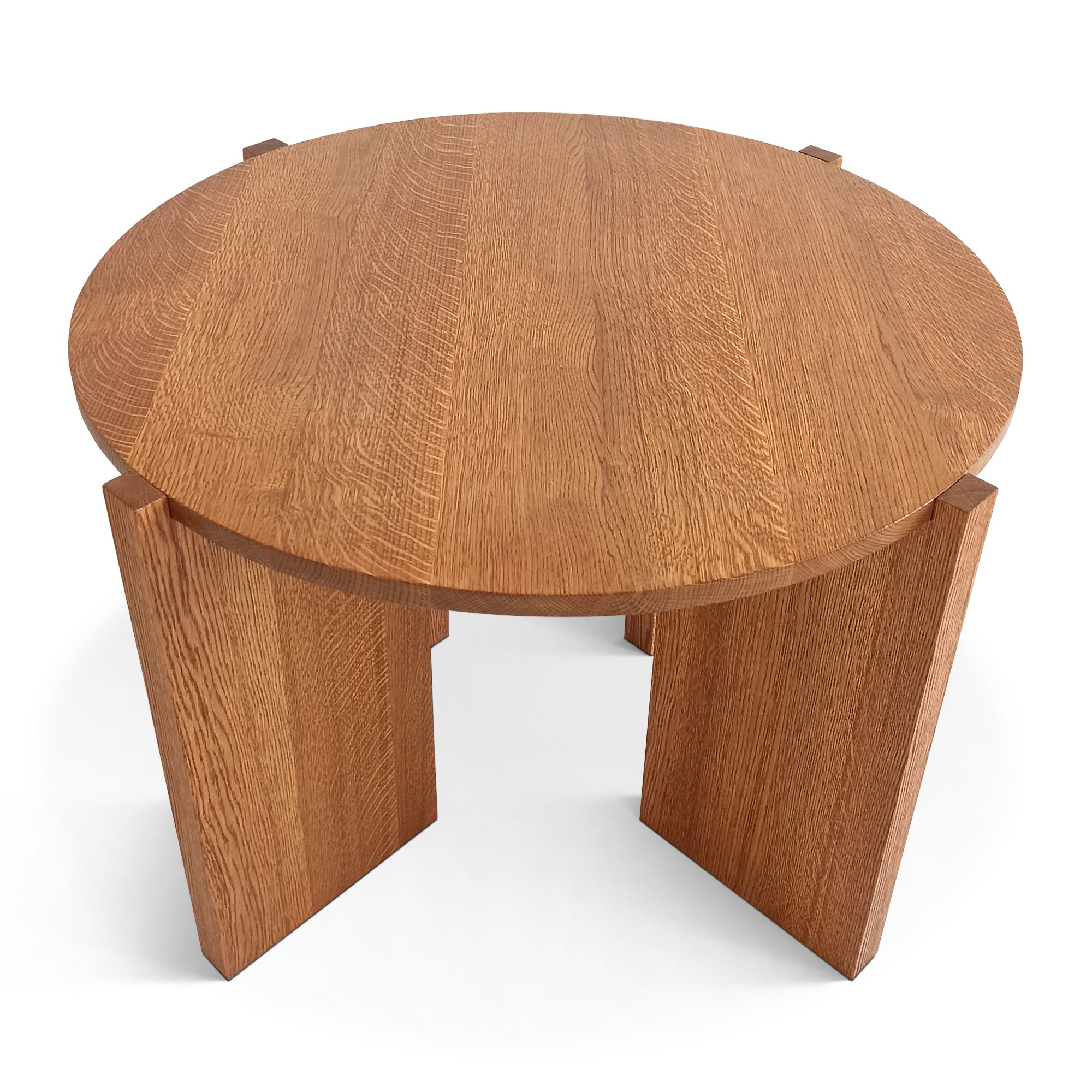 Table basse en chêne - La table basse en chêne présente un design minimaliste Japandi - fabriquée en chêne naturel avec un plateau rond et lisse de 2 cm d'épaisseur